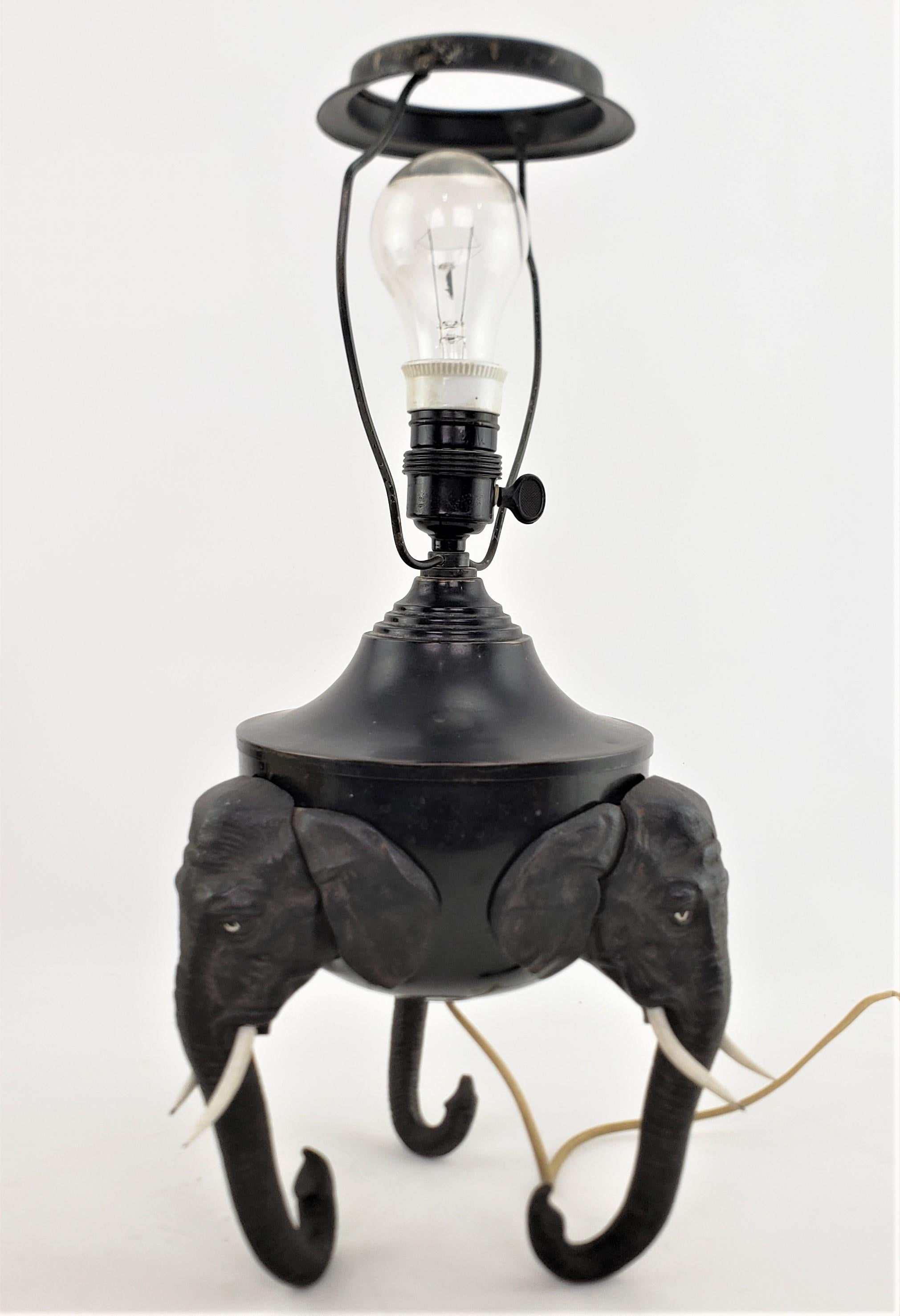 Antike Art-déco-Tischlampe aus gegossenem und patiniertem Zinn mit Elefantenkopf-Füßen (Art déco) im Angebot