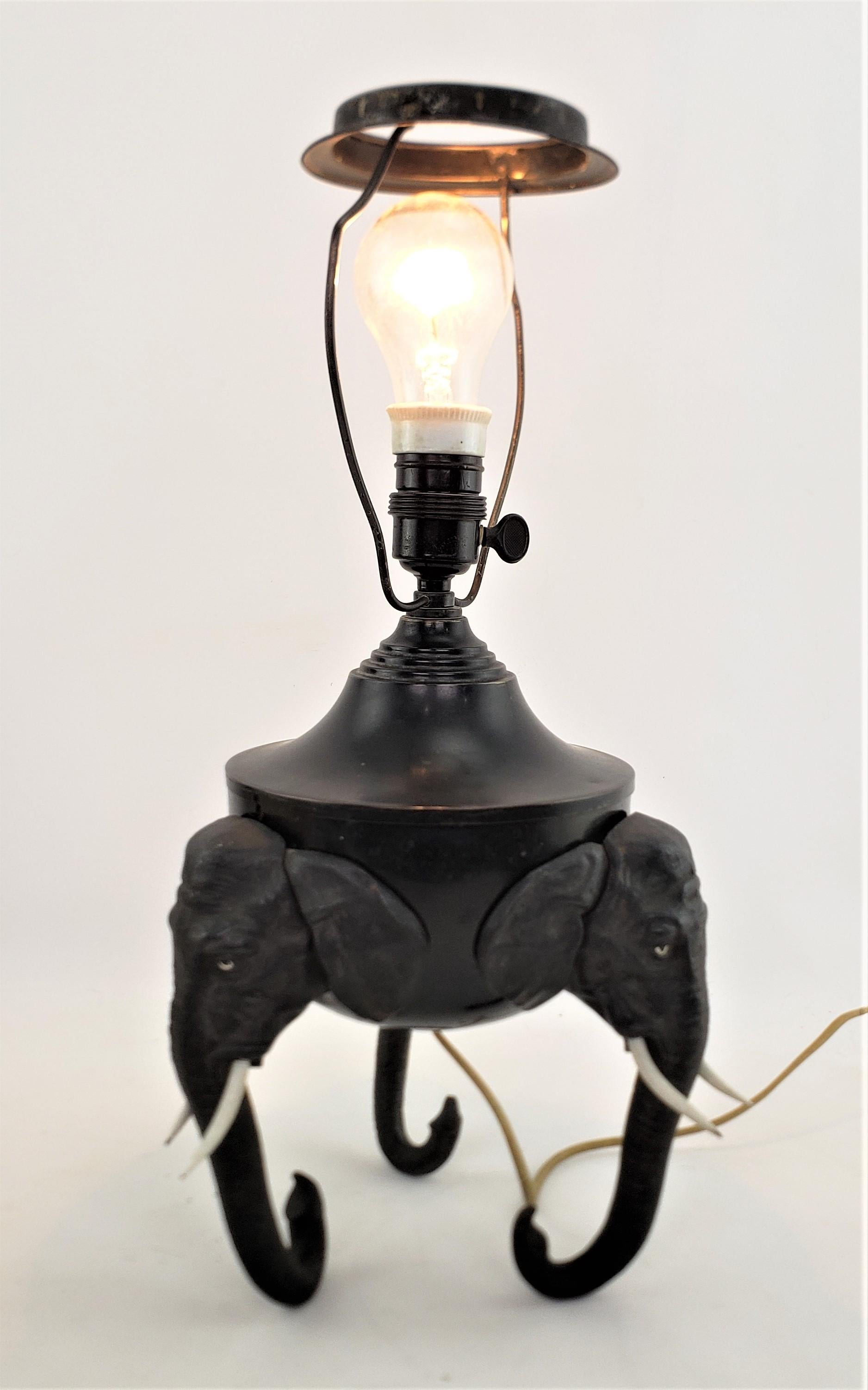 Antike Art-déco-Tischlampe aus gegossenem und patiniertem Zinn mit Elefantenkopf-Füßen (Französisch) im Angebot