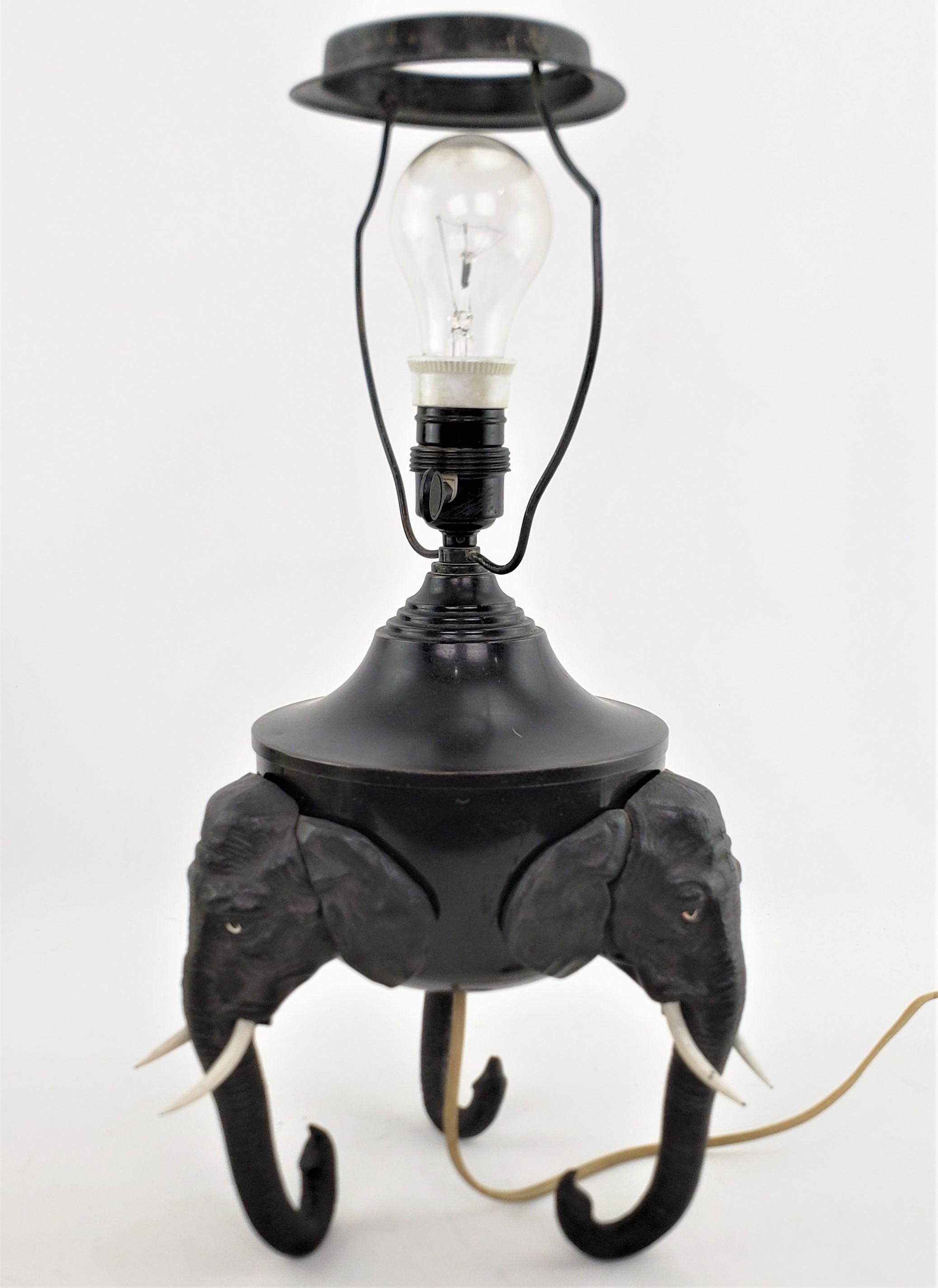 Antike Art-déco-Tischlampe aus gegossenem und patiniertem Zinn mit Elefantenkopf-Füßen (Patiniert) im Angebot