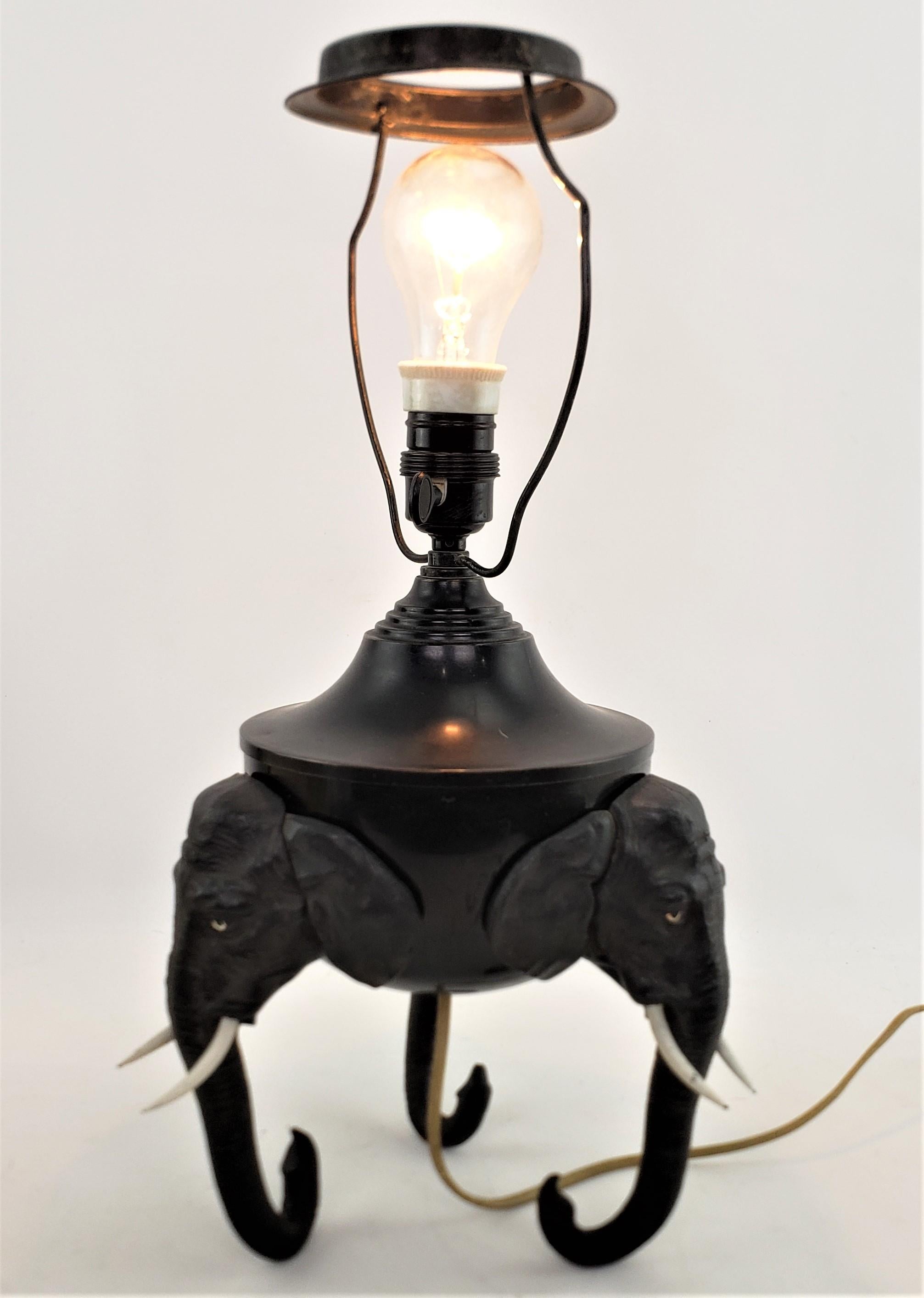 Antike Art-déco-Tischlampe aus gegossenem und patiniertem Zinn mit Elefantenkopf-Füßen im Zustand „Gut“ im Angebot in Hamilton, Ontario