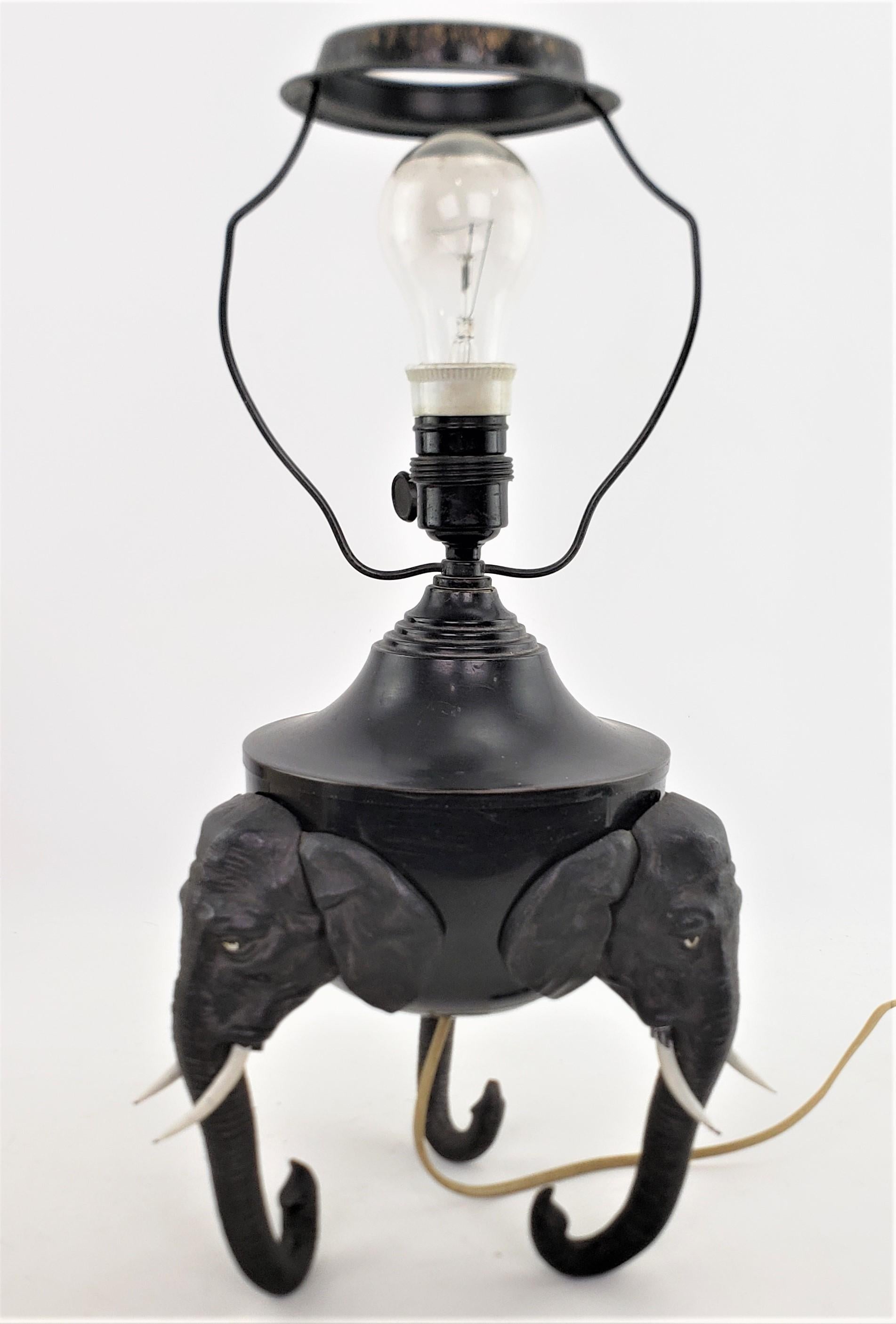 Antike Art-déco-Tischlampe aus gegossenem und patiniertem Zinn mit Elefantenkopf-Füßen (20. Jahrhundert) im Angebot