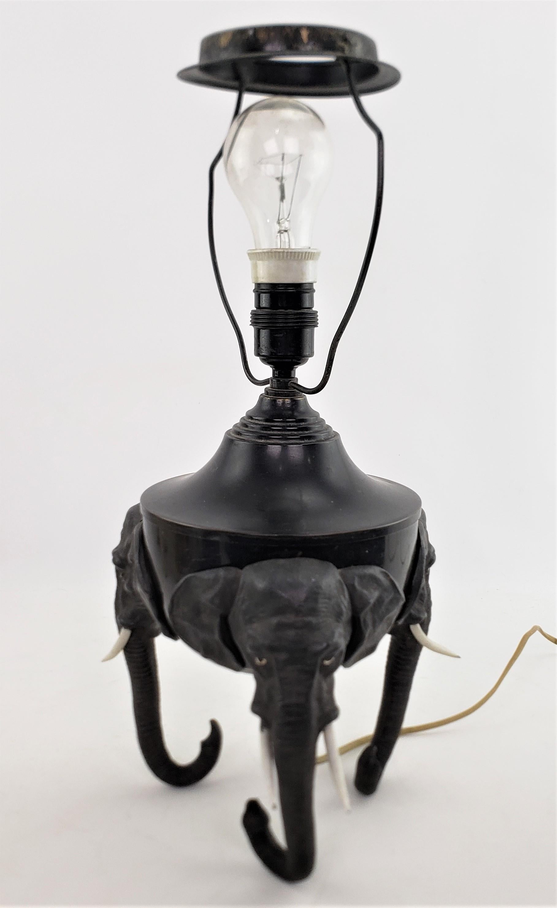 Antike Art-déco-Tischlampe aus gegossenem und patiniertem Zinn mit Elefantenkopf-Füßen im Angebot 1