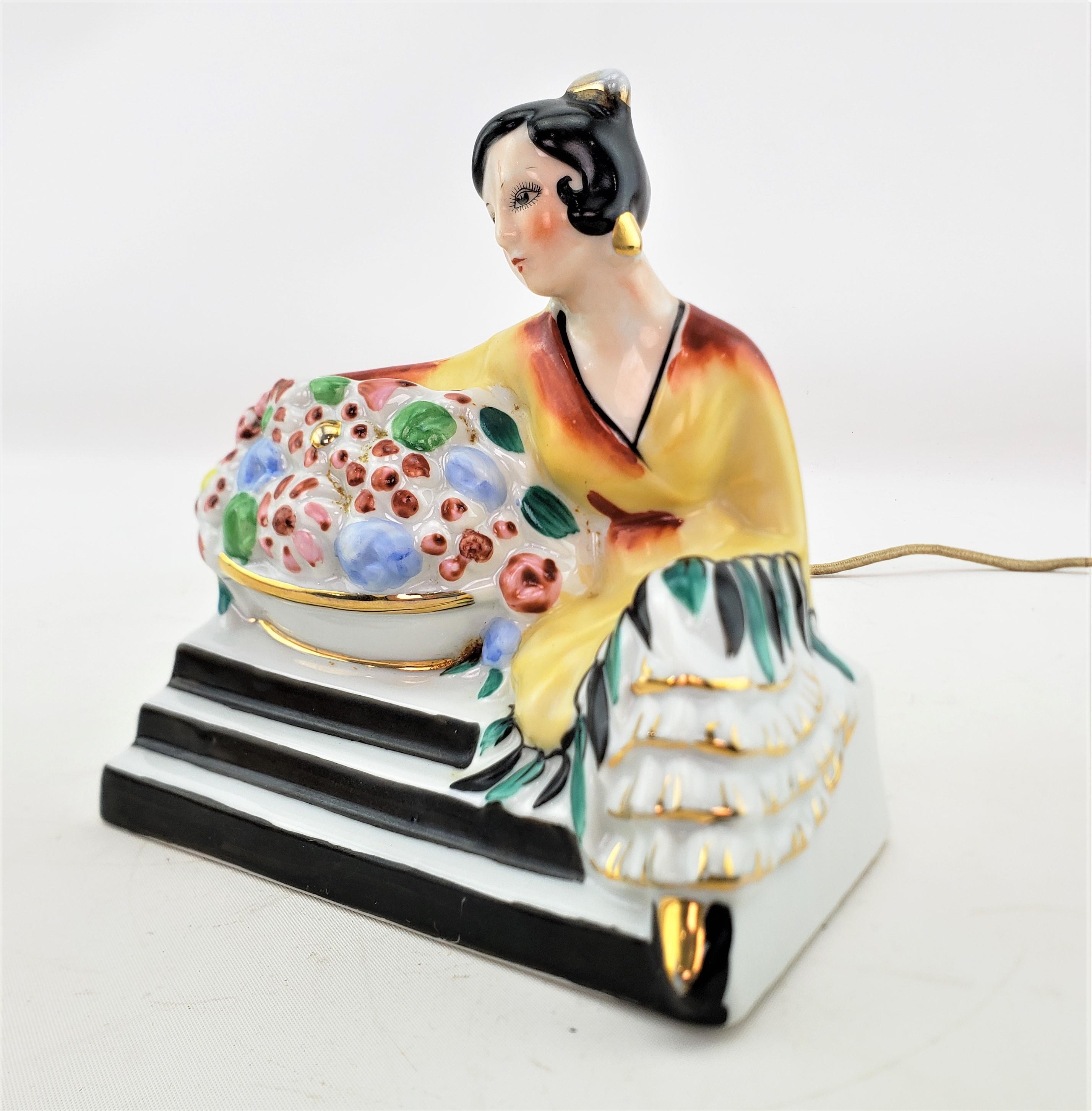 Art déco Lampe de table à parfum en céramique Art Déco ancienne avec femme et fleurs asiatiques assises en vente
