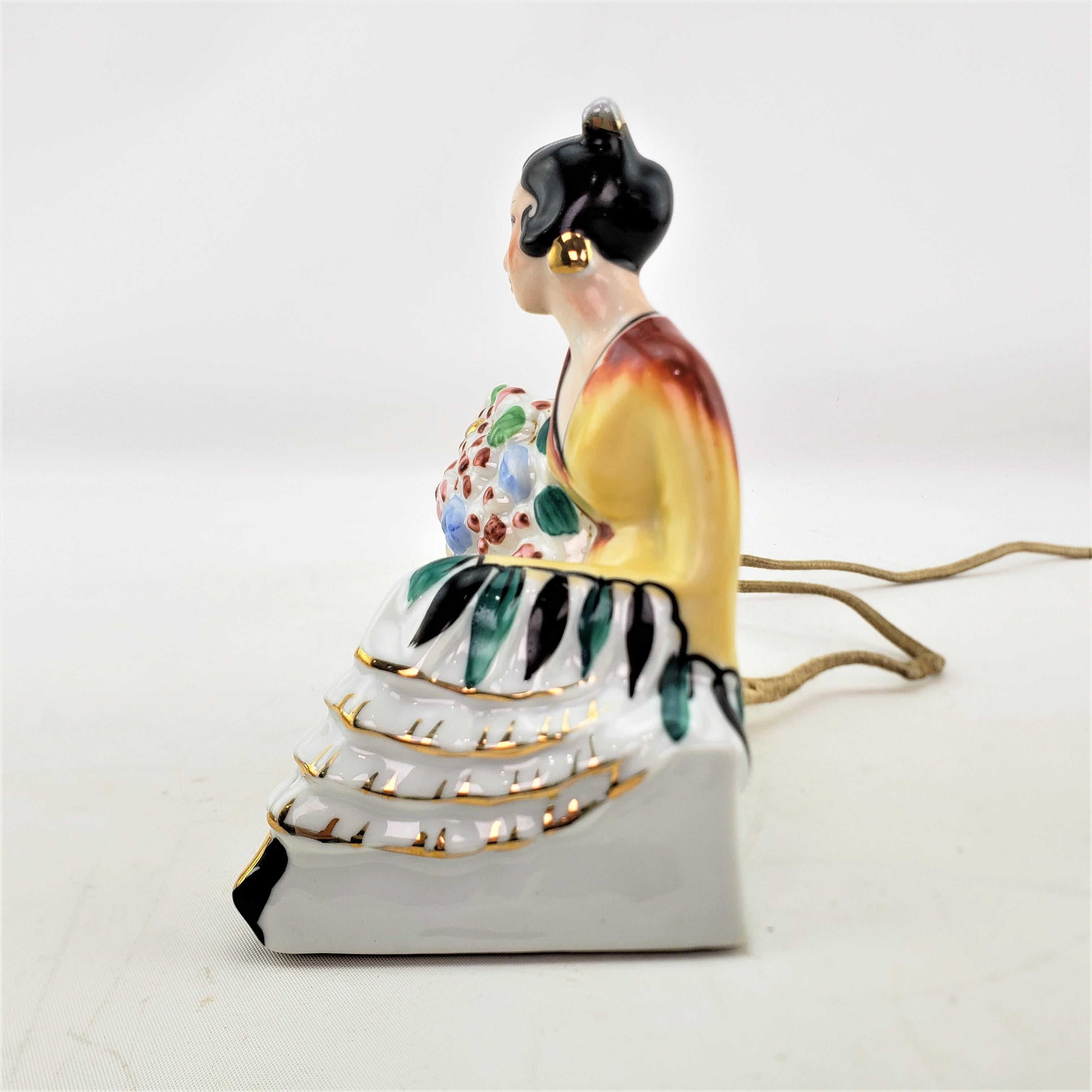 Japonais Lampe de table à parfum en céramique Art Déco ancienne avec femme et fleurs asiatiques assises en vente
