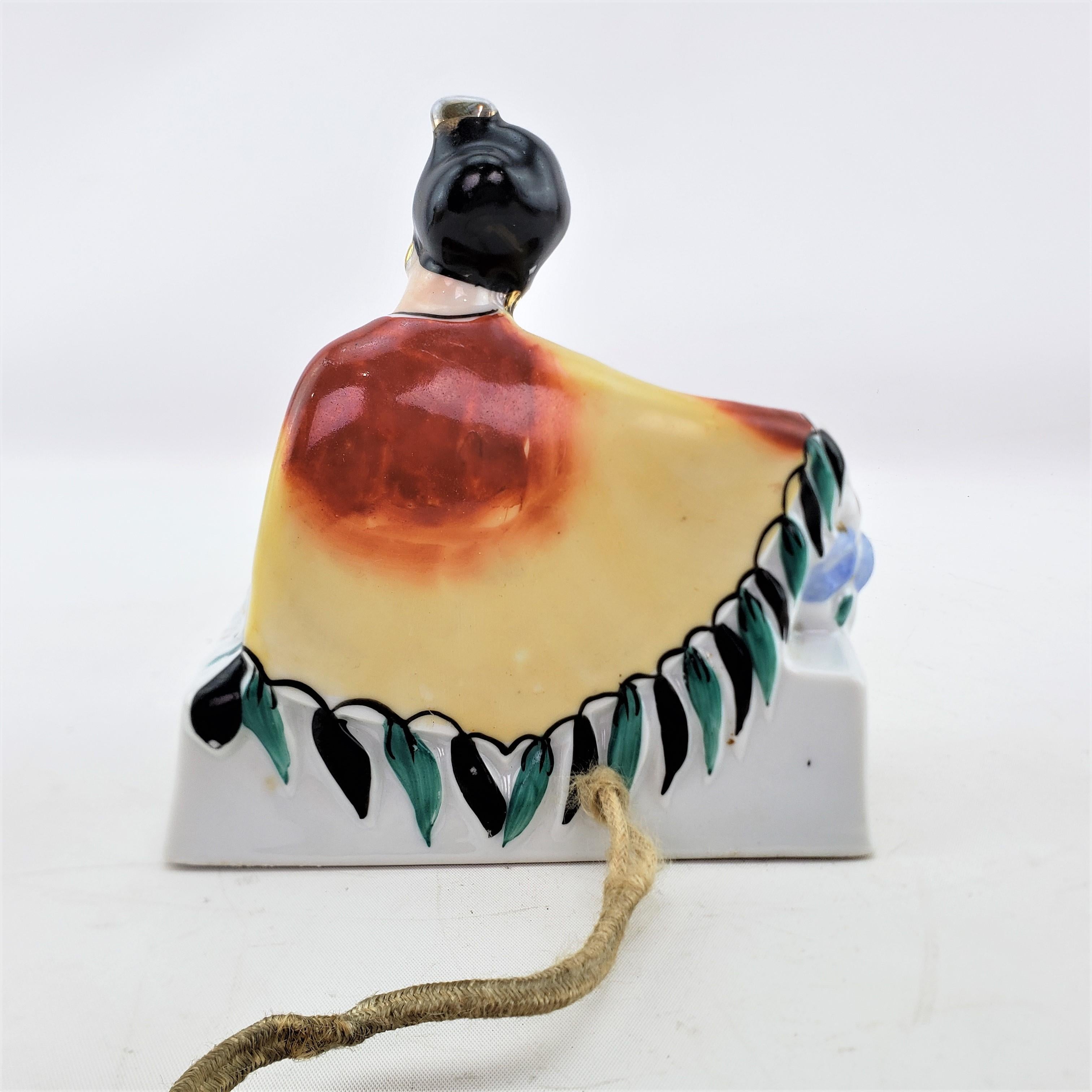 Moulé Lampe de table à parfum en céramique Art Déco ancienne avec femme et fleurs asiatiques assises en vente