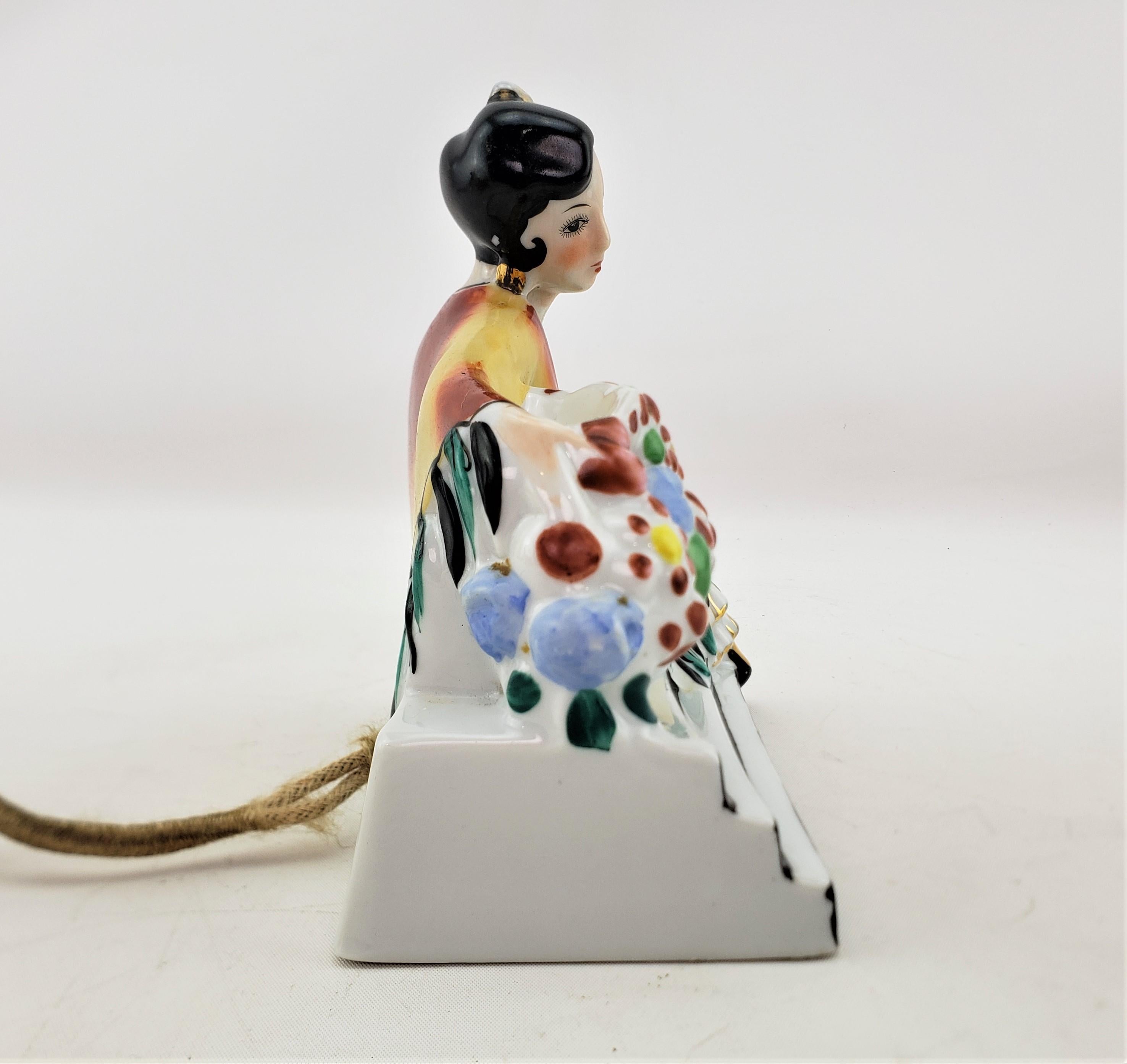 Lampe de table à parfum en céramique Art Déco ancienne avec femme et fleurs asiatiques assises Bon état - En vente à Hamilton, Ontario