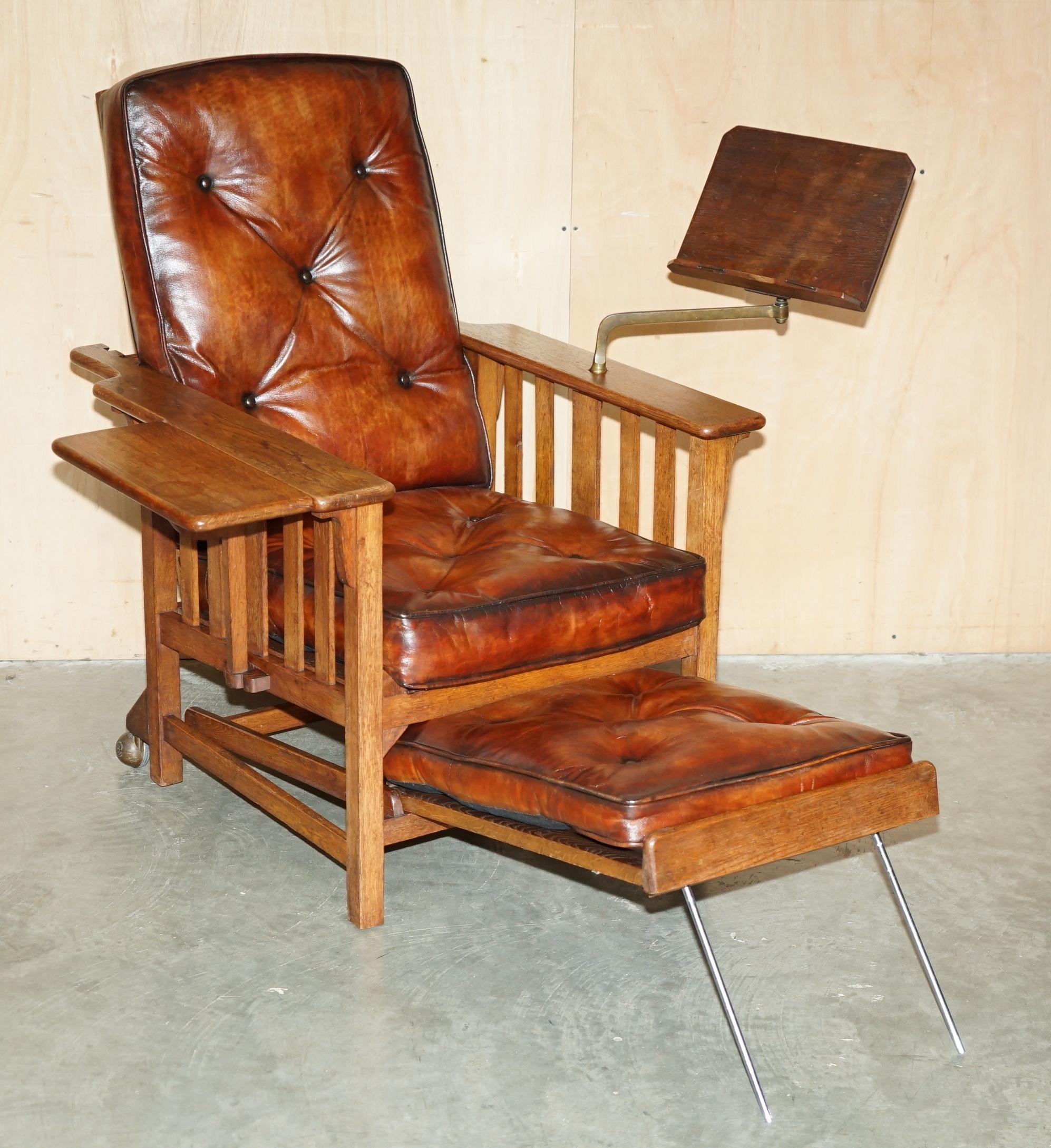 Art Déco ARTE ANTIQUES DECO Chesterfield in pelle marrone, poltrona da scrivania con ripiano per scrivere in vendita