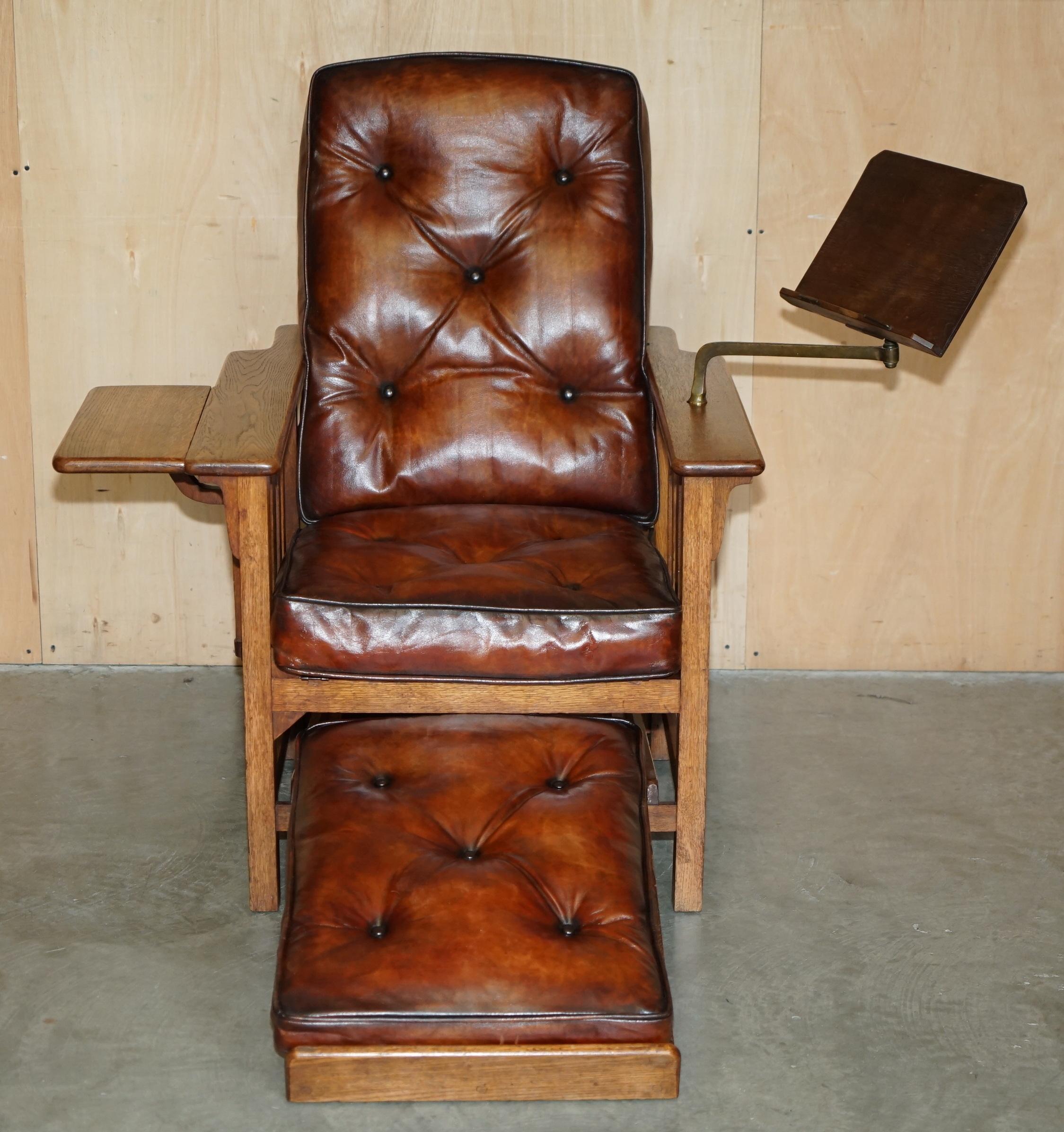 Inglese ARTE ANTIQUES DECO Chesterfield in pelle marrone, poltrona da scrivania con ripiano per scrivere in vendita