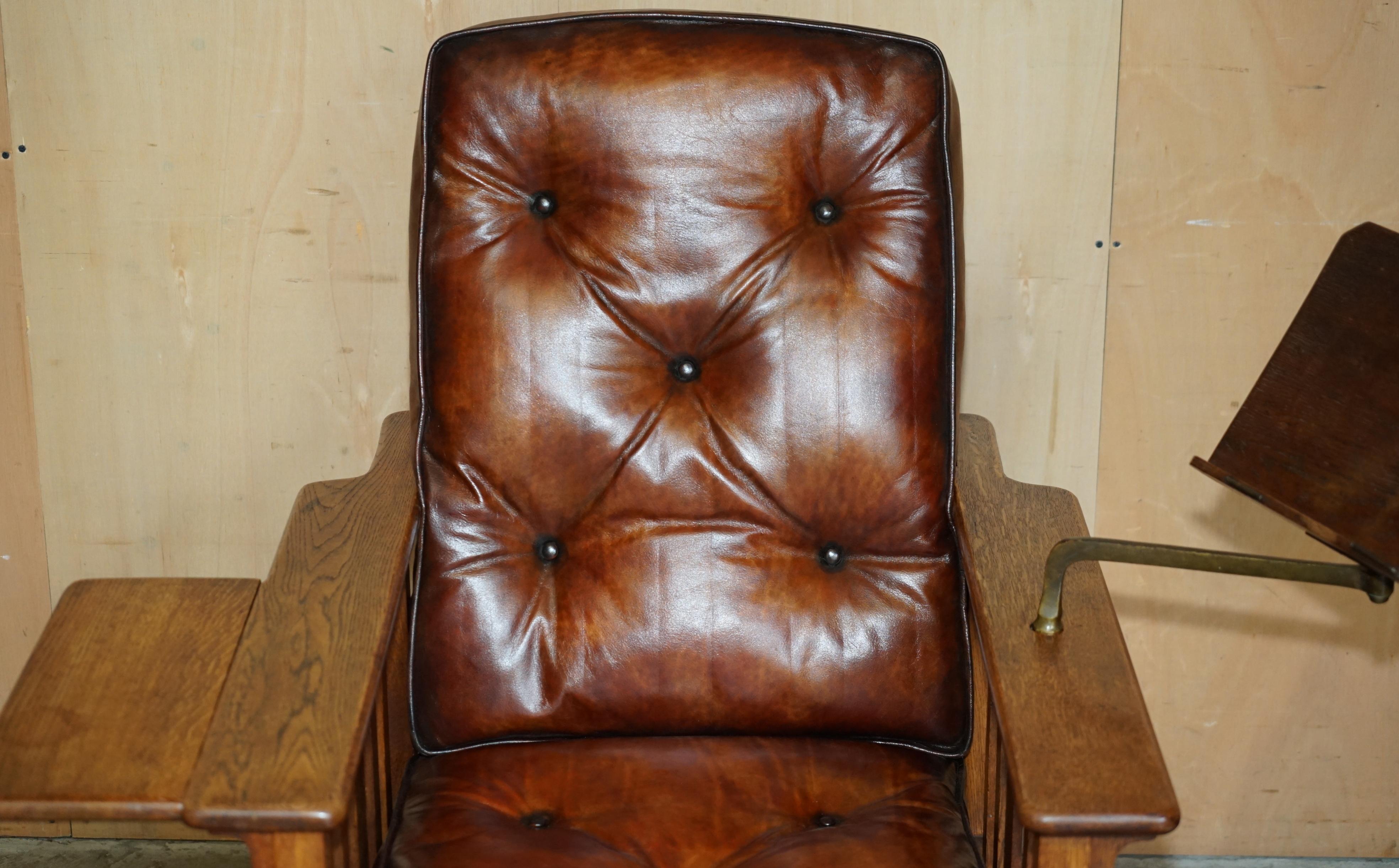 Fatto a mano ARTE ANTIQUES DECO Chesterfield in pelle marrone, poltrona da scrivania con ripiano per scrivere in vendita