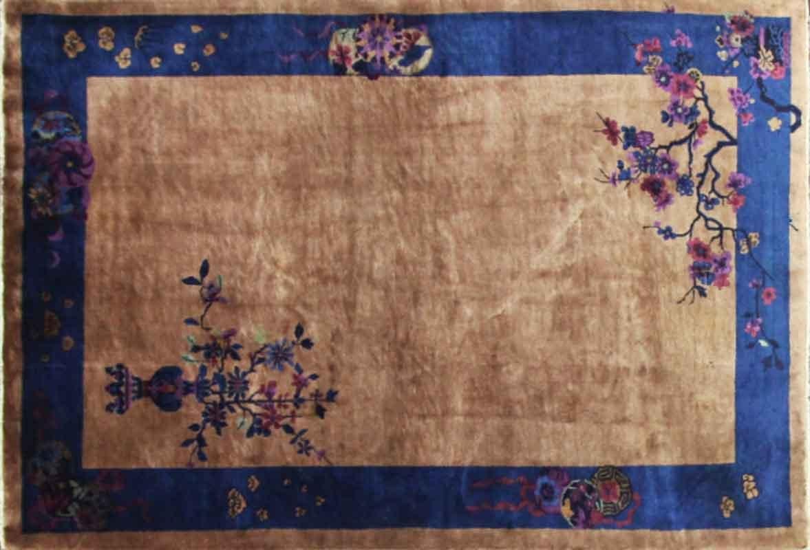 Ce tapis est en excellent état avec des poils hauts sur l'ensemble du tapis, nettoyé et non taché, les extrémités et les fixations du tapis sont intactes comme à l'origine et il n'y a pas eu de réparations. Il n'y a pas de déchirures, de ruptures ou
