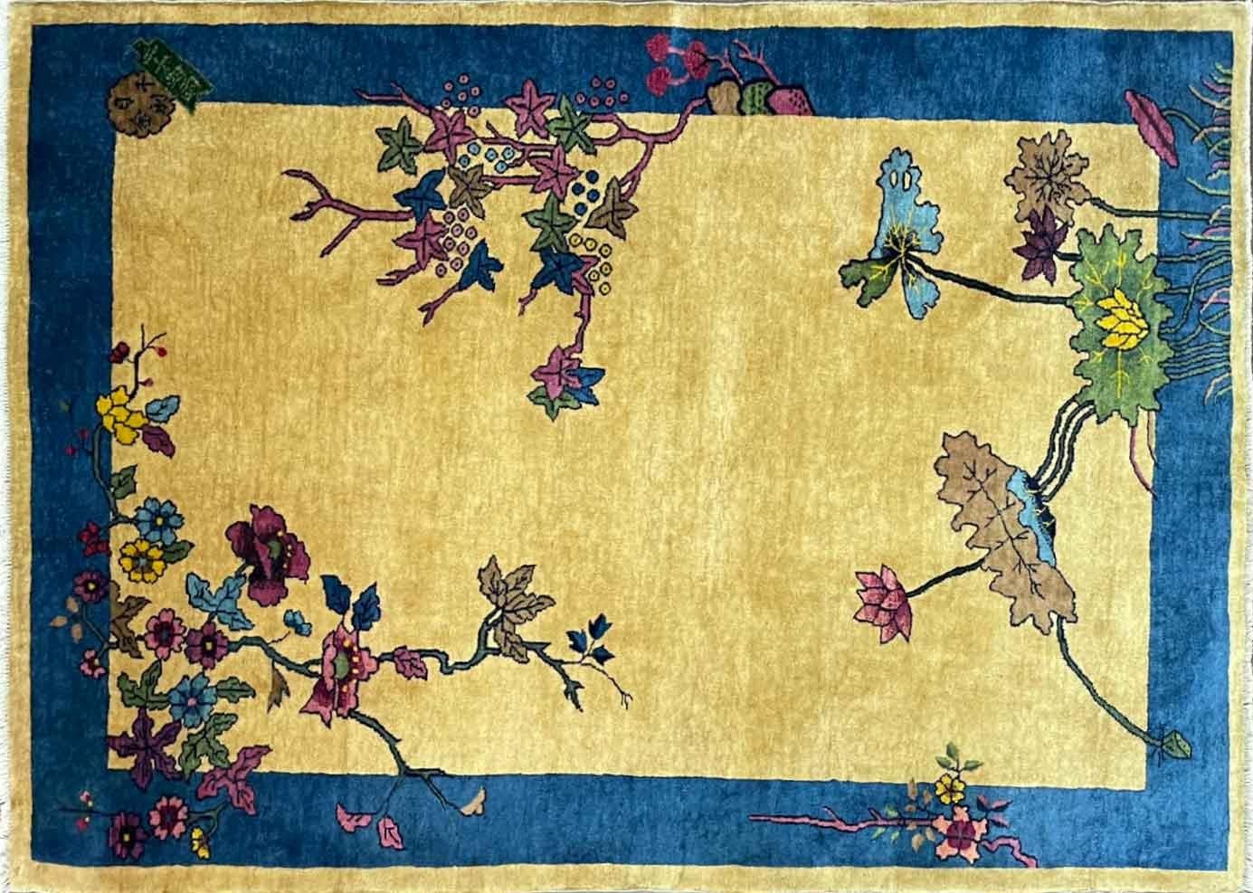 Tauchen Sie ein in die zauberhafte Welt der zeitlosen Eleganz mit unserem exquisiten Art-Déco-Teppich, einem wahren Wunderwerk aus den 1920er Jahren, das den Charme einer vergangenen Epoche verkörpert. Dieser in China sorgfältig gefertigte Teppich