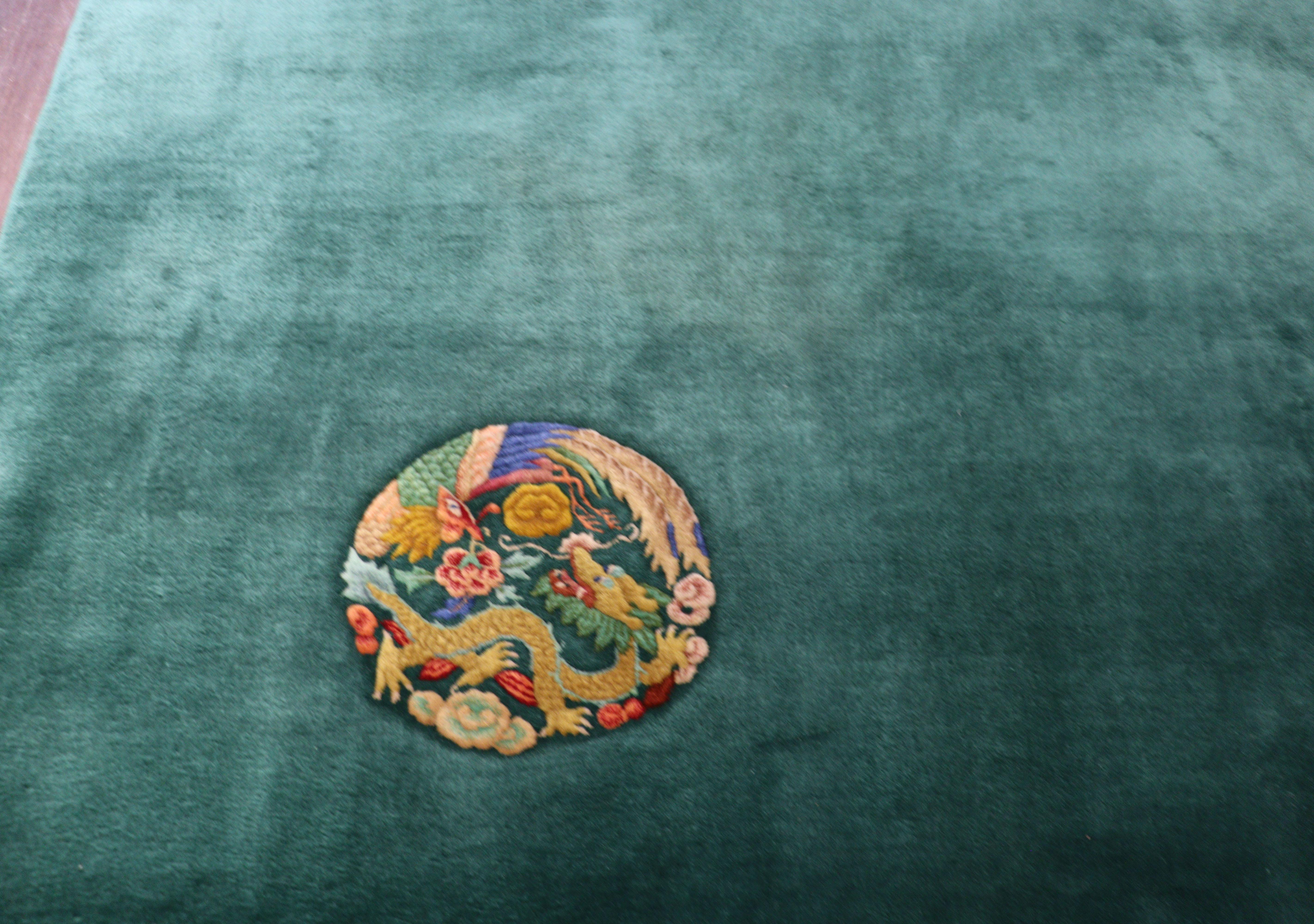 Noué à la main Tapis chinois Art Déco ancien, Dragon and Paradise en vente
