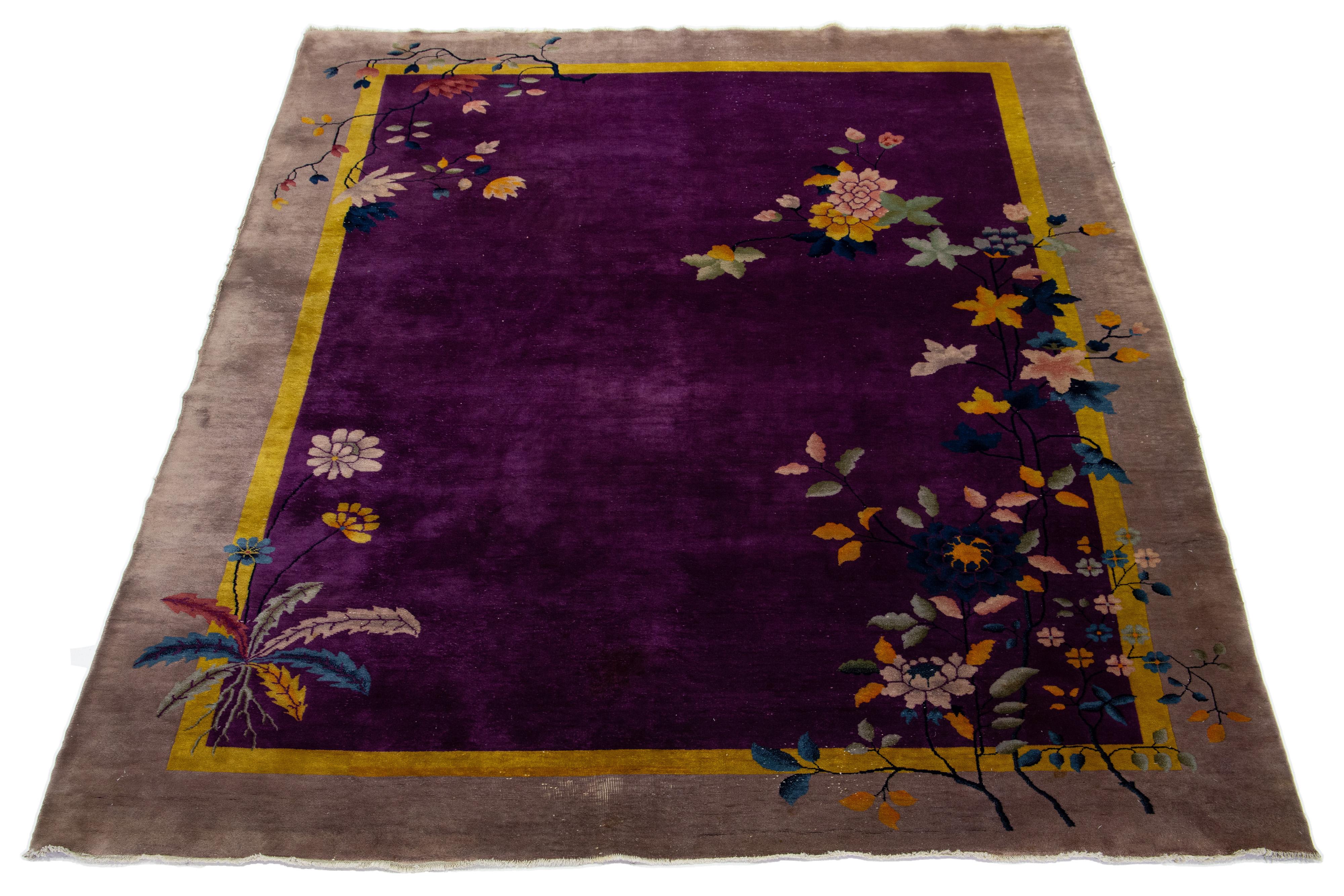 Ce tapis Art déco est noué à la main avec de la laine et présente un champ violet avec un motif floral multicolore. Il présente un motif floral chinois classique, élégant et sophistiqué.

Ce tapis mesure 8'11