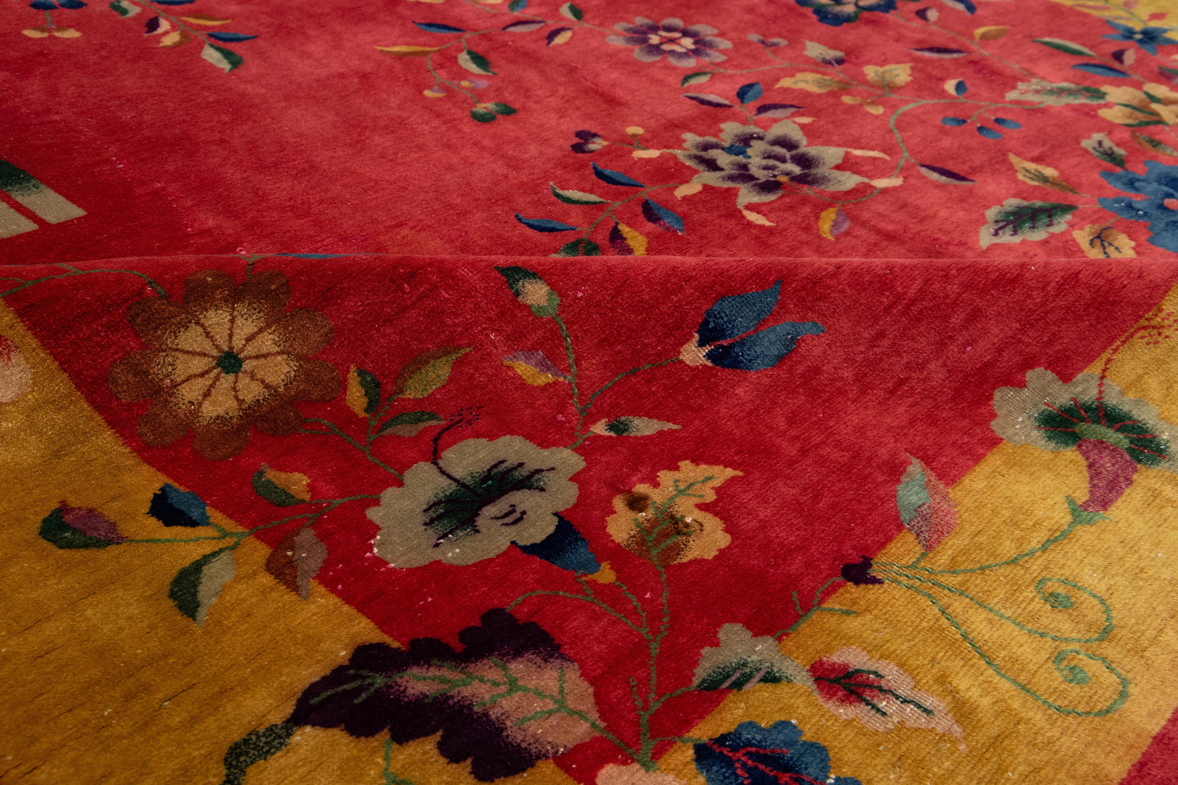 Tapis chinois Art Déco ancien en laine à fleurs fabriqué à la main en rouge en vente 2