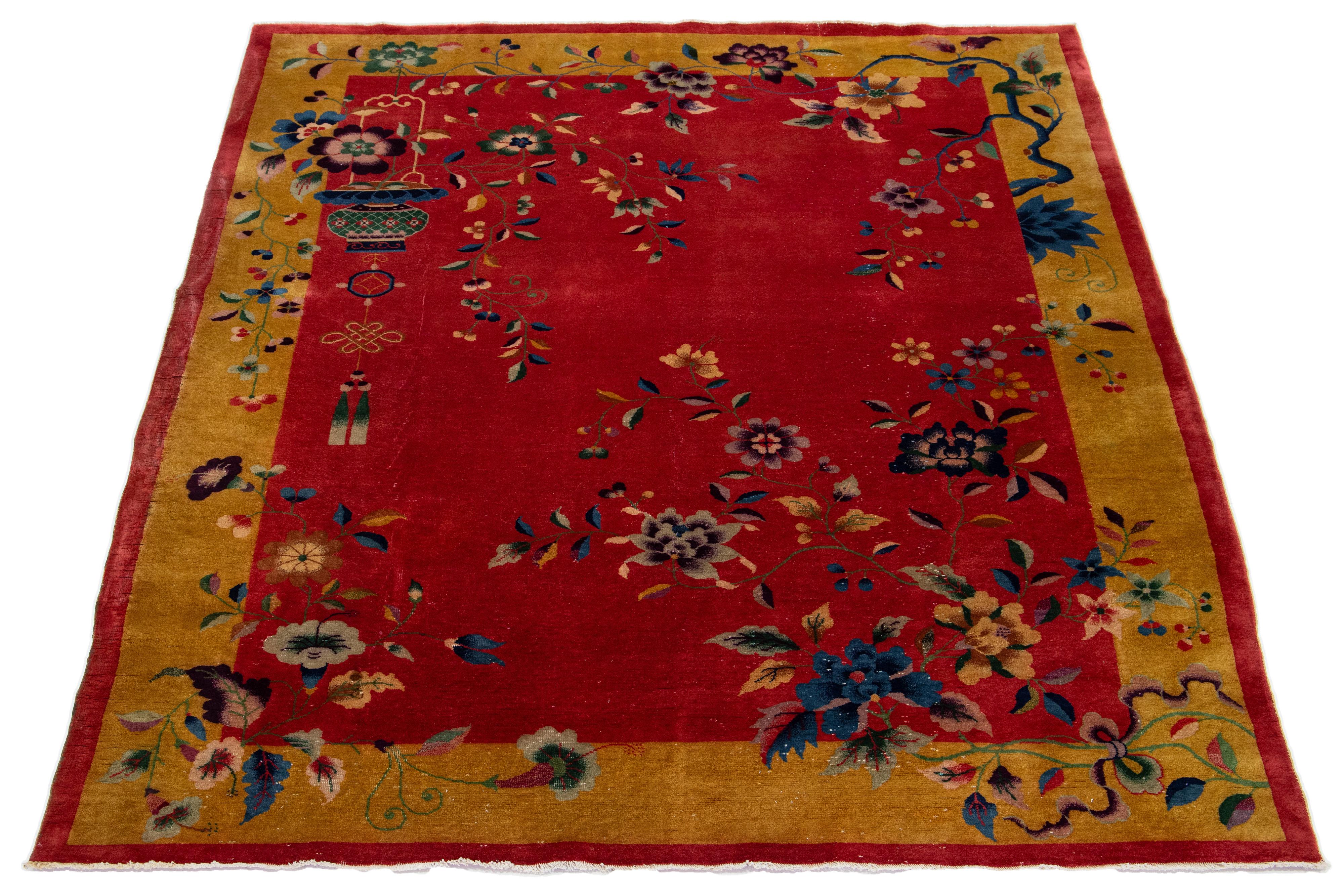 Ce tapis Art déco est noué à la main avec de la laine et présente un champ rouge, un motif floral multicolore et un cadre jaune. Il présente un motif floral chinois classique, élégant et sophistiqué.

Ce tapis mesure 7'11