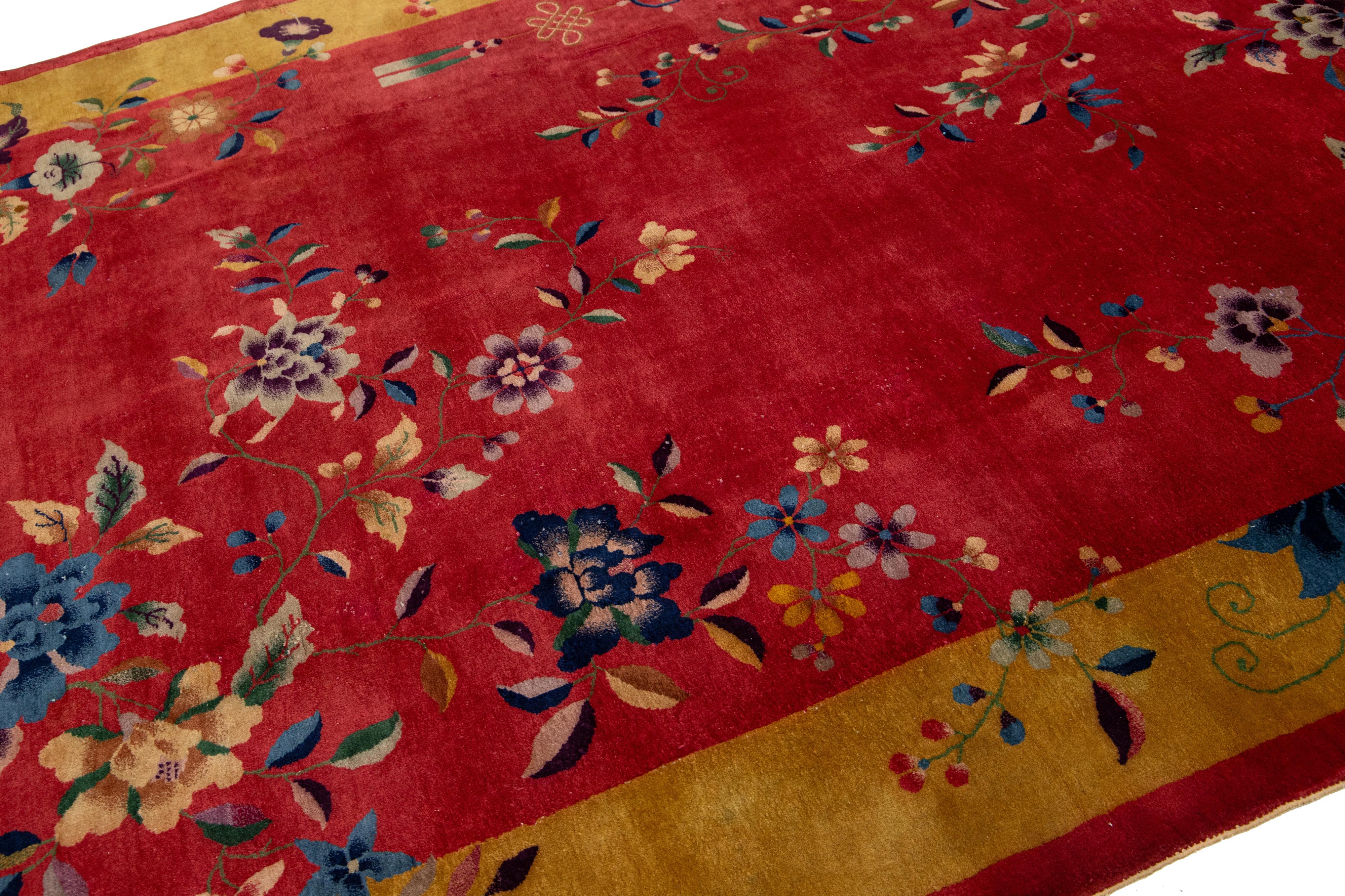 Noué à la main Tapis chinois Art Déco ancien en laine à fleurs fabriqué à la main en rouge en vente