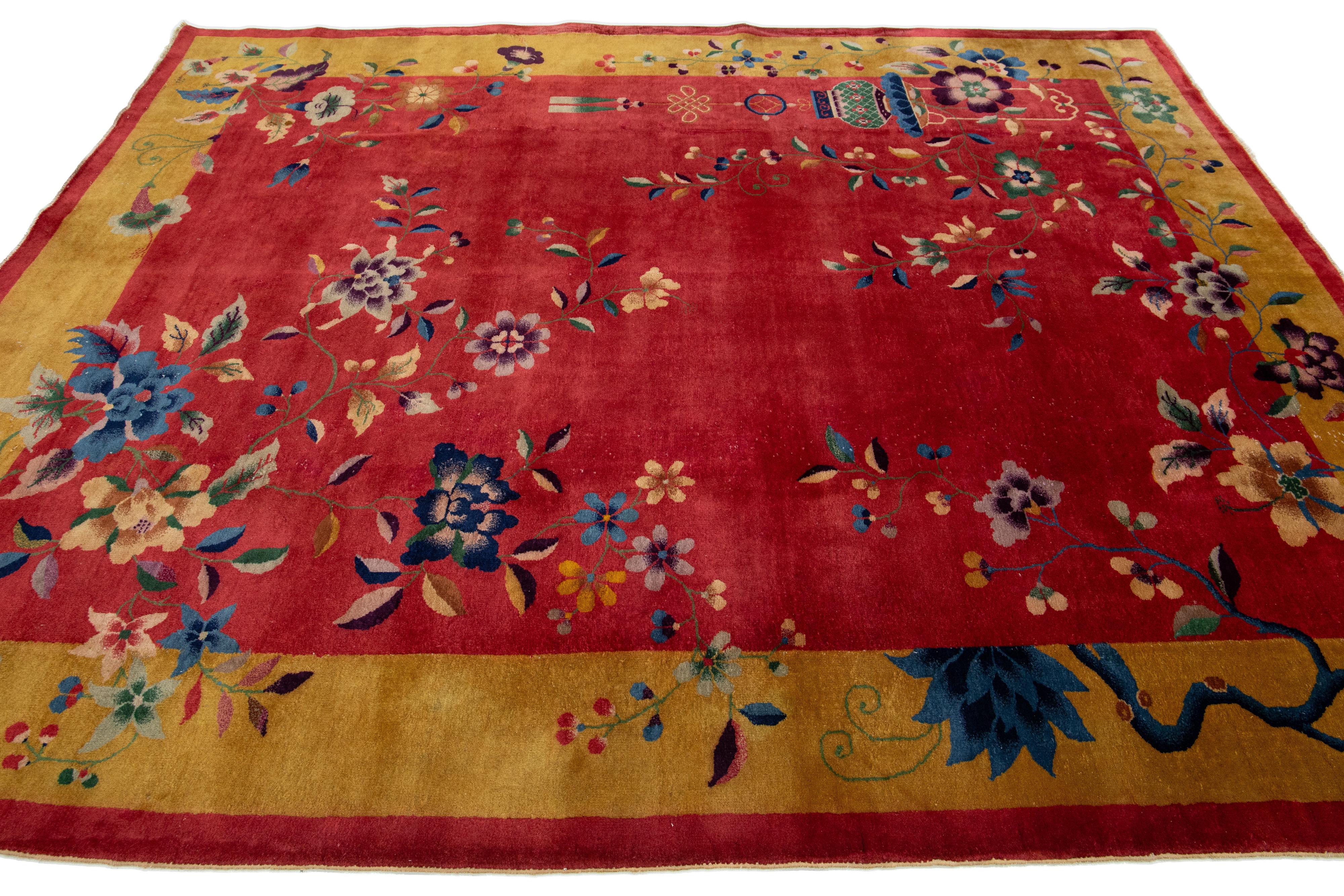Tapis chinois Art Déco ancien en laine à fleurs fabriqué à la main en rouge Excellent état - En vente à Norwalk, CT