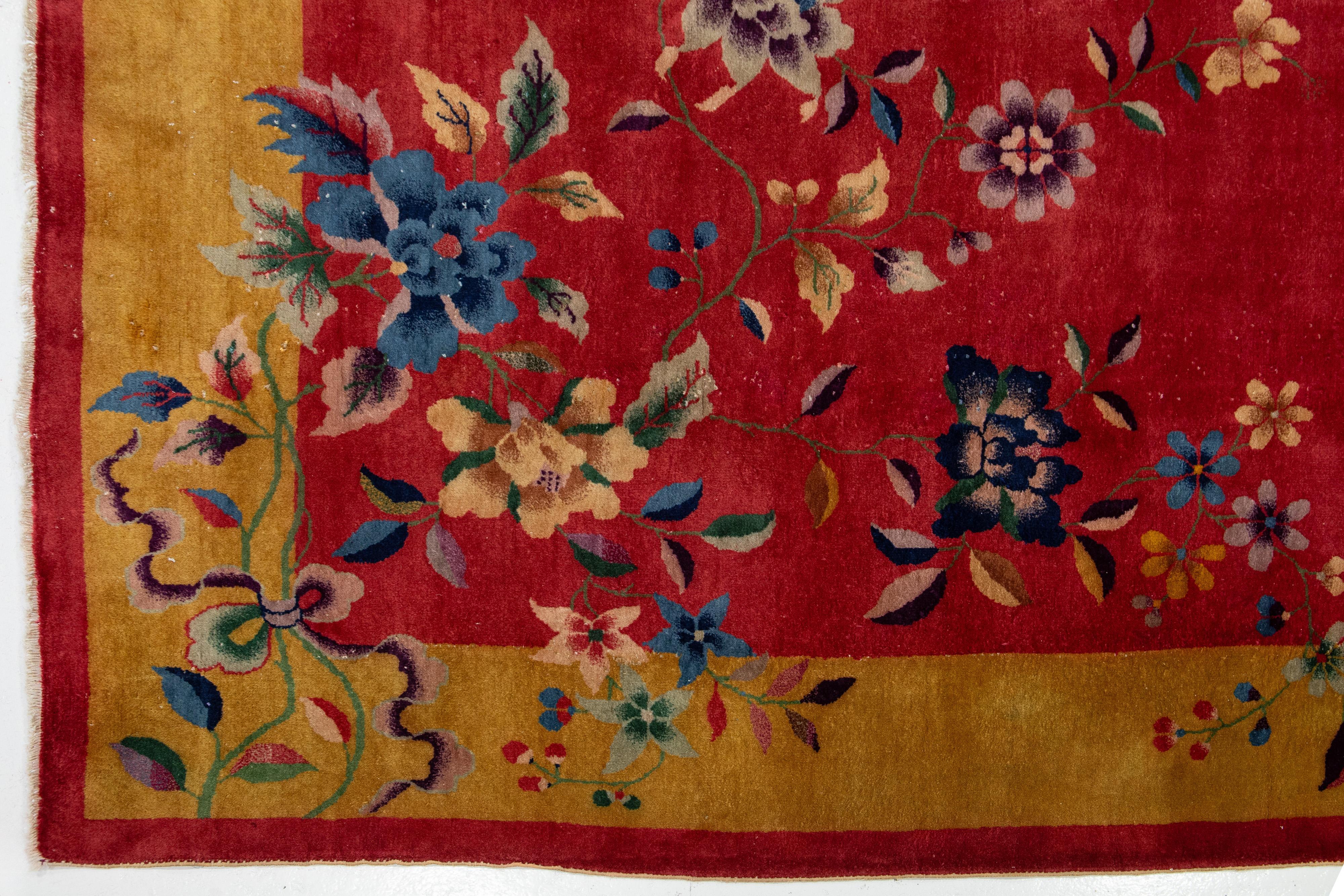 20ième siècle Tapis chinois Art Déco ancien en laine à fleurs fabriqué à la main en rouge en vente