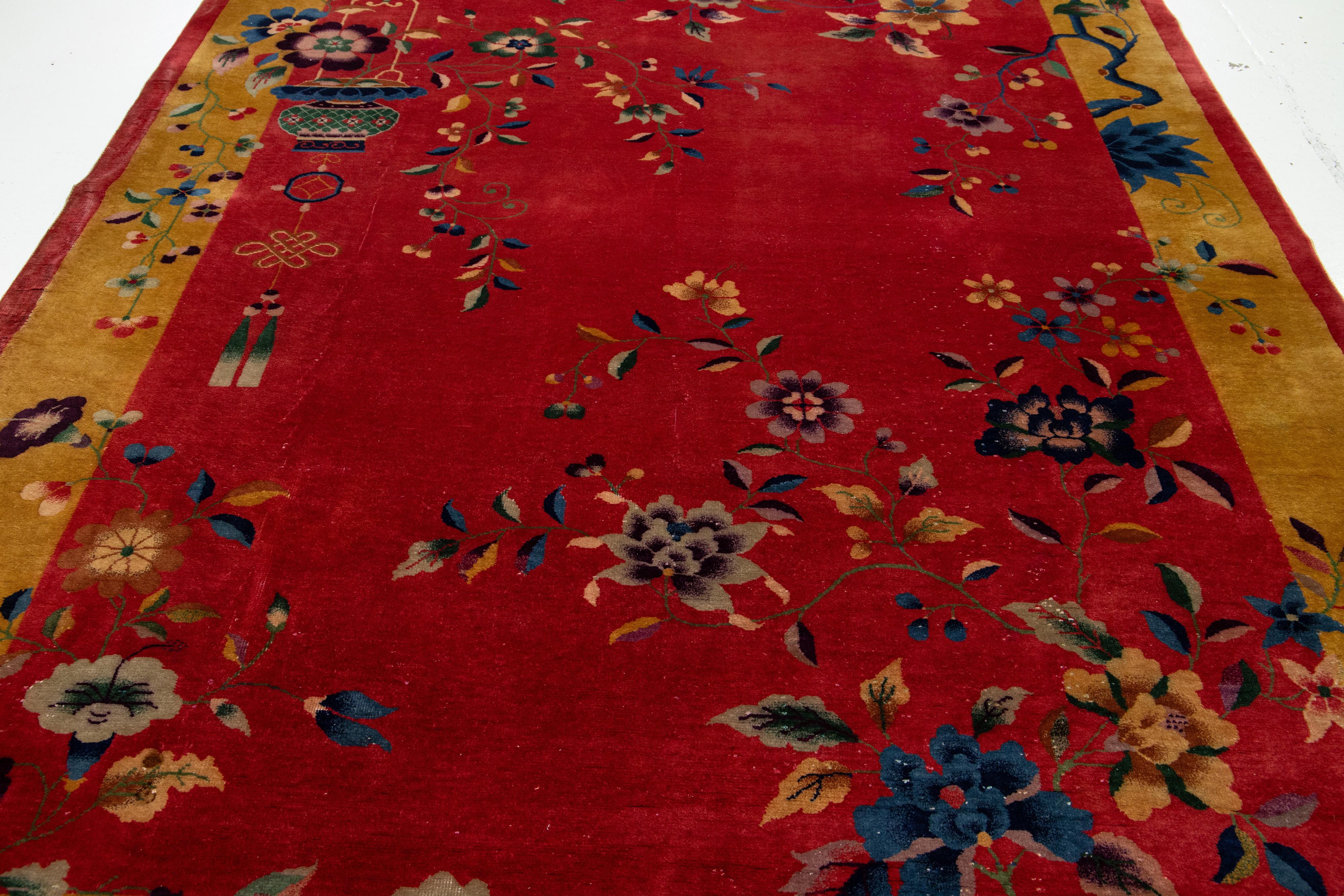 Laine Tapis chinois Art Déco ancien en laine à fleurs fabriqué à la main en rouge en vente