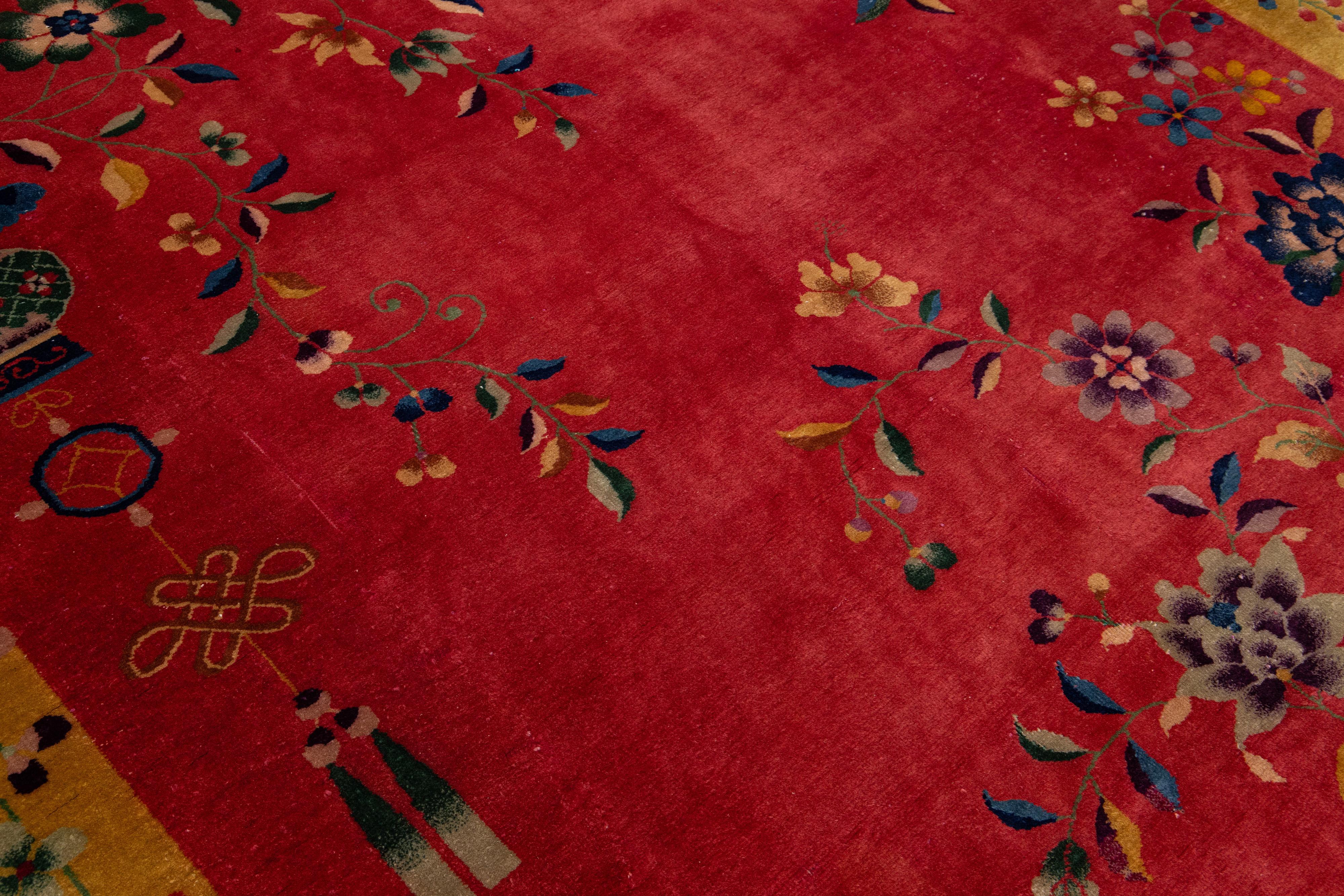 Tapis chinois Art Déco ancien en laine à fleurs fabriqué à la main en rouge en vente 1