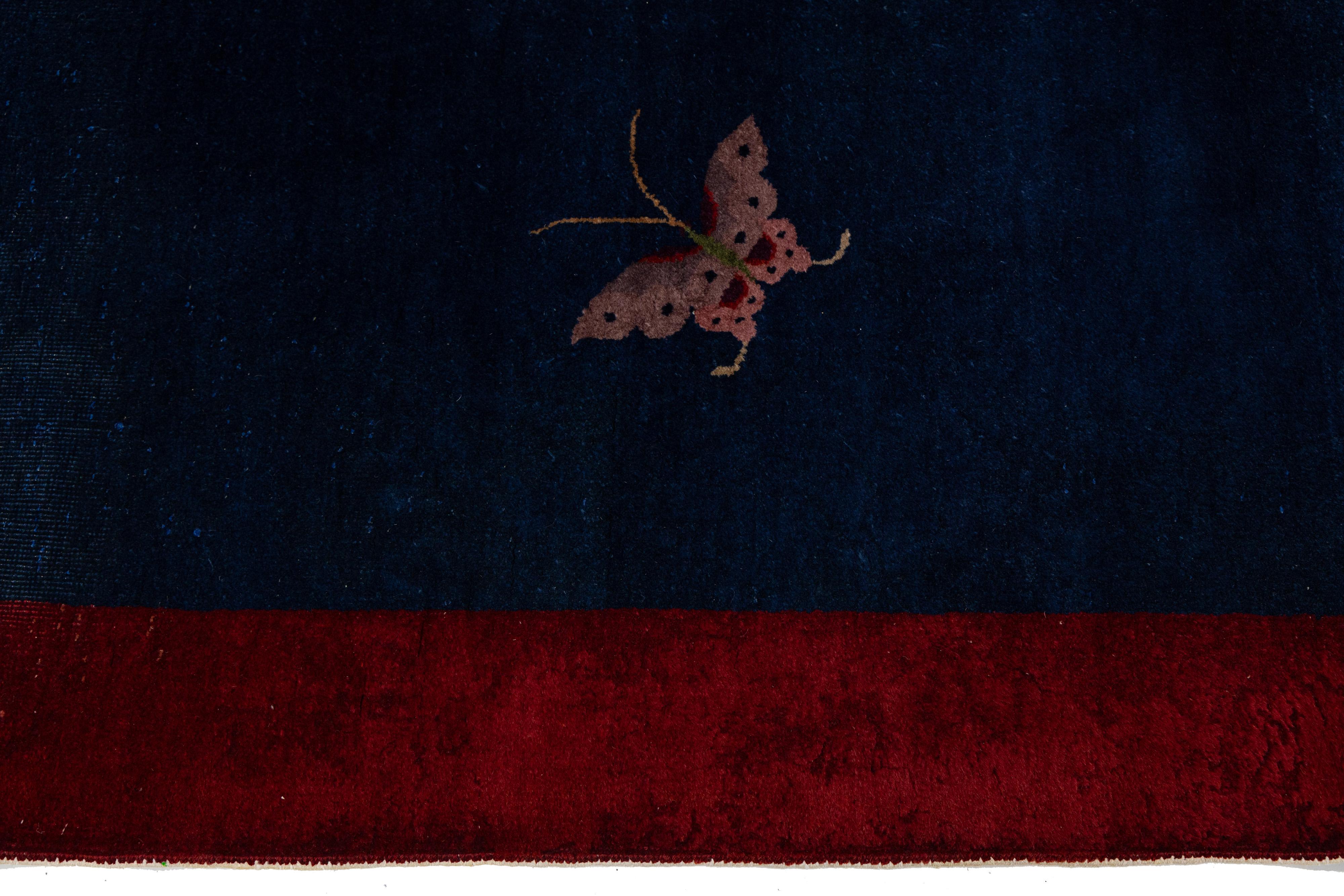 Tapis chinois ancien Art Déco en laine bleue à fleurs, fait à la main en vente 2