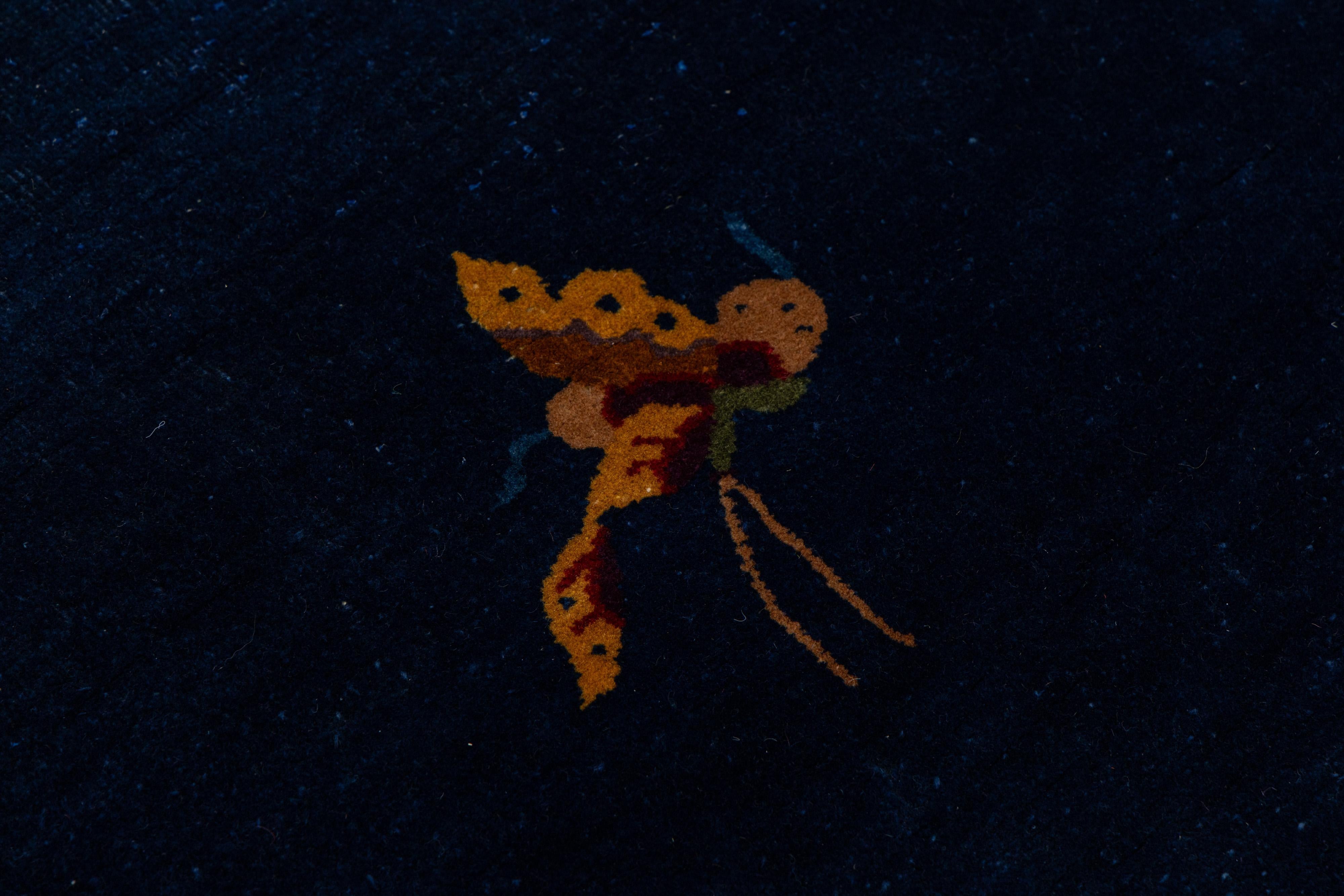 Tapis chinois ancien Art Déco en laine bleue à fleurs, fait à la main en vente 3