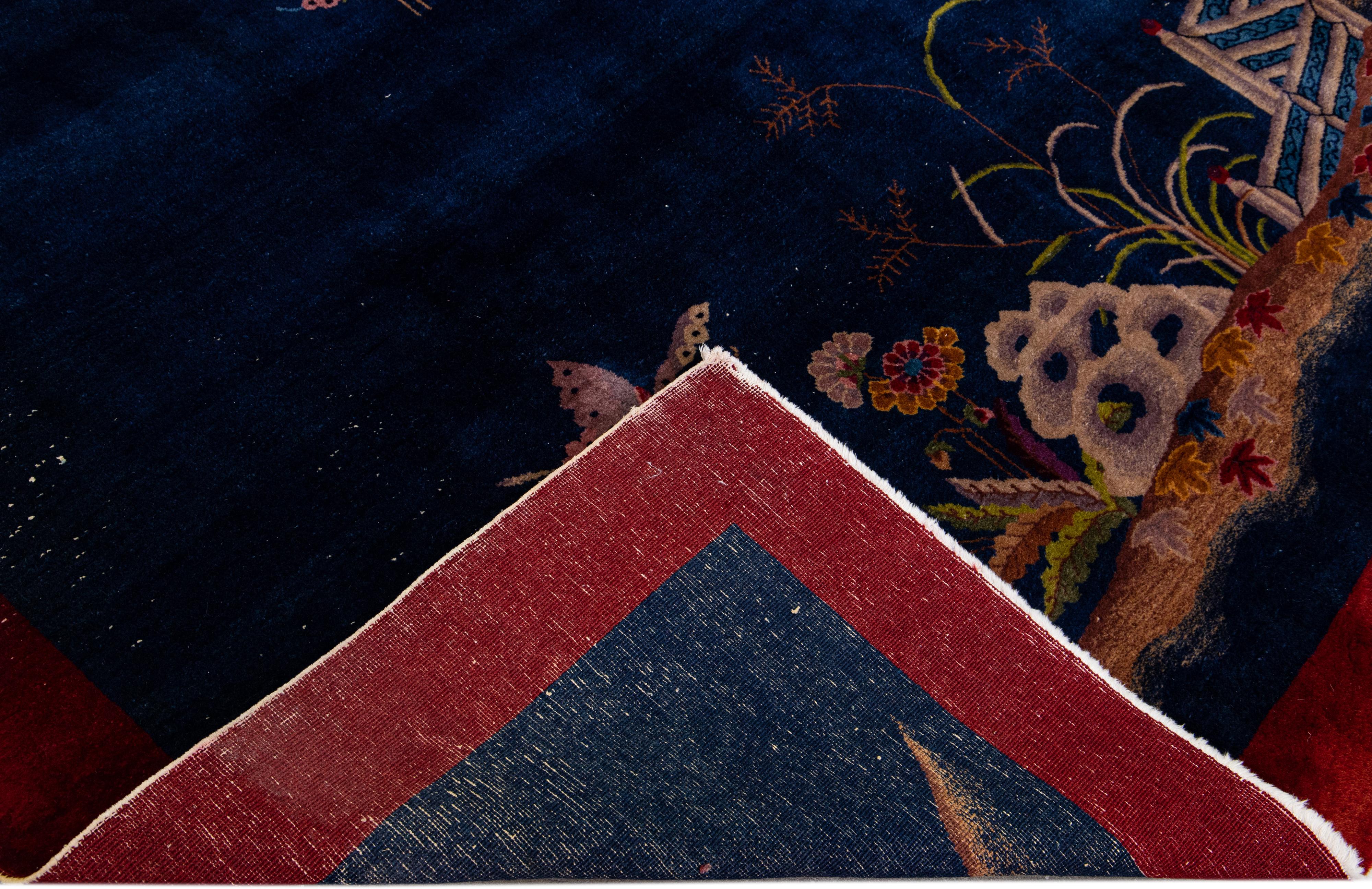 Schöner antiker chinesischer Art-Déco-Teppich aus handgeknüpfter Wolle mit einem blauen Feld. Dieser chinesische Teppich hat einen roten Rahmen, mehrfarbige Akzente und ein wunderschönes chinesisches Blumenmuster. 

Dieser Teppich misst: 9' x