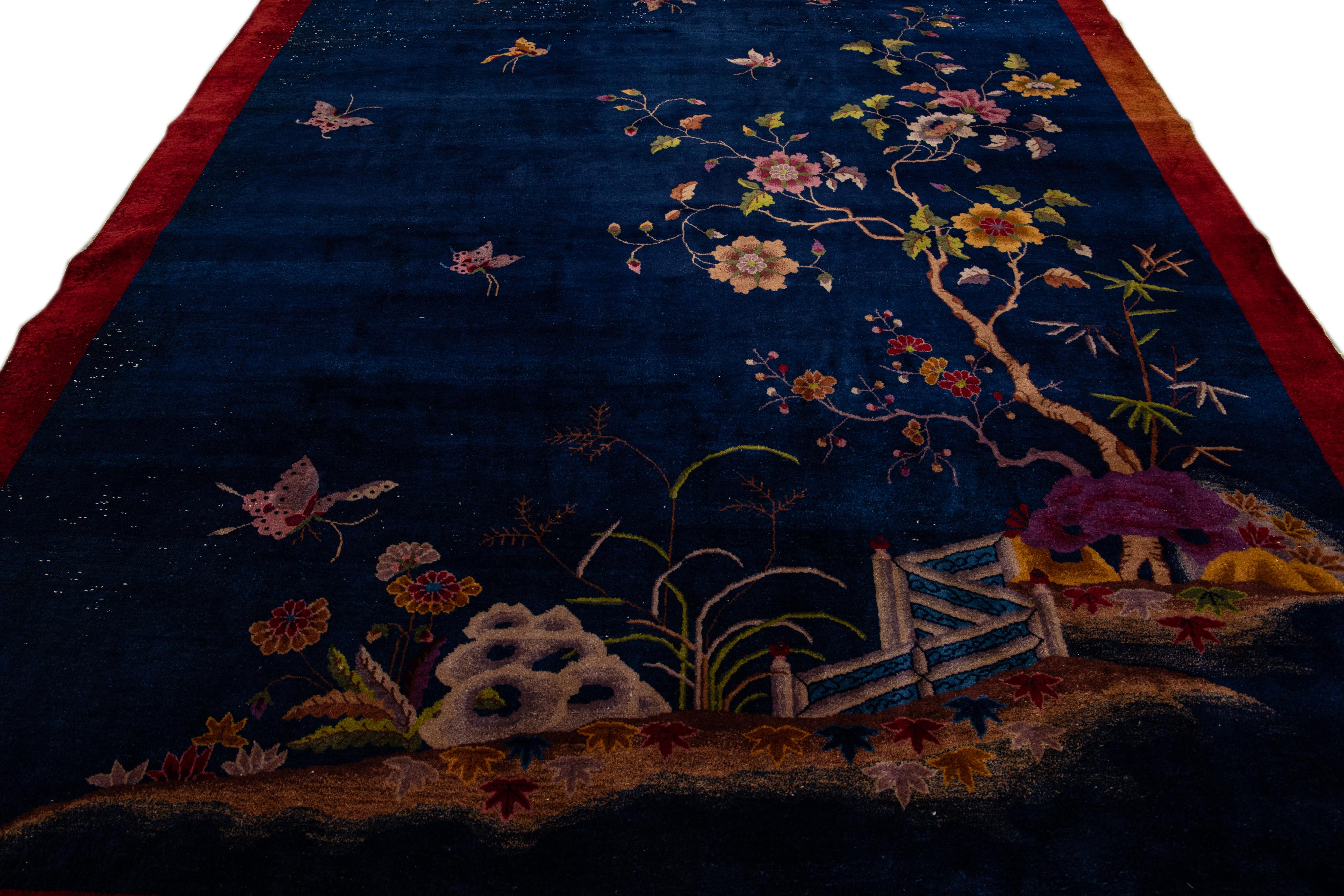 Antiker chinesischer handgefertigter antiker blauer Wollteppich im Art déco-Stil mit Blumenmuster (Chinesisch) im Angebot