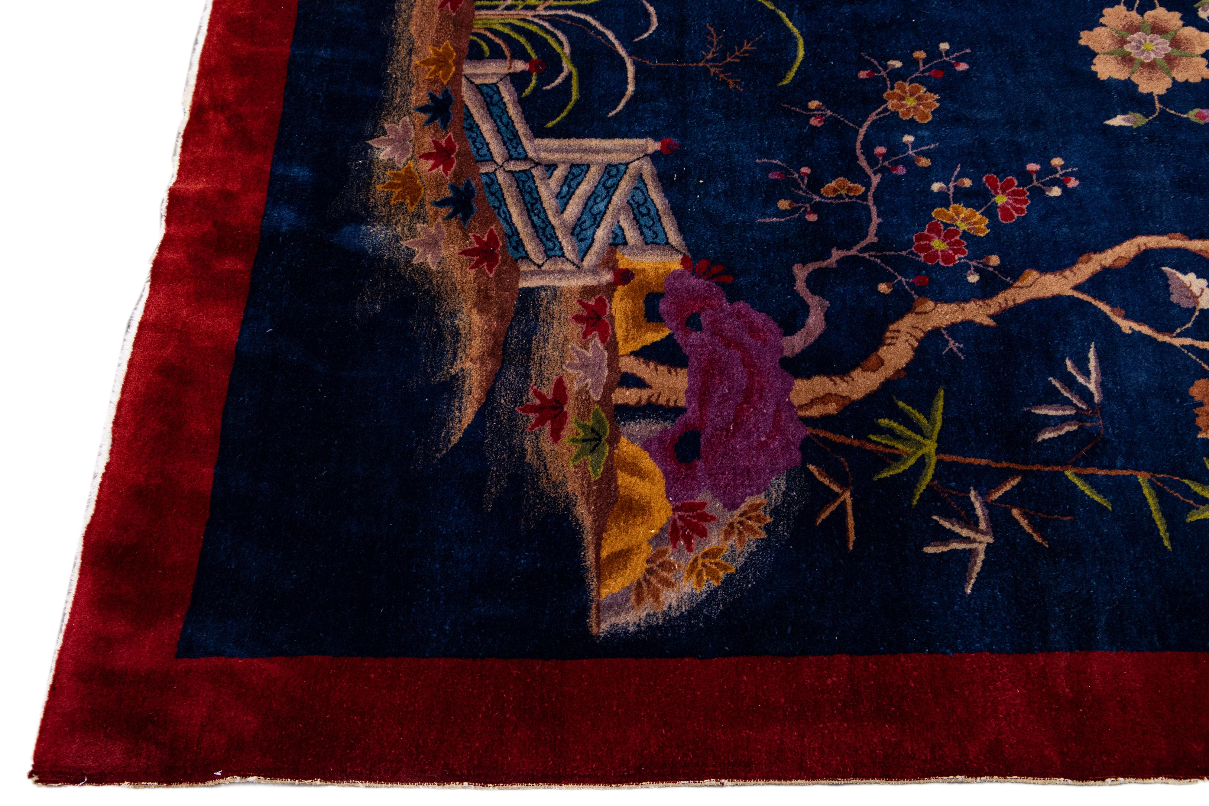 Antiker chinesischer handgefertigter antiker blauer Wollteppich im Art déco-Stil mit Blumenmuster (Handgeknüpft) im Angebot