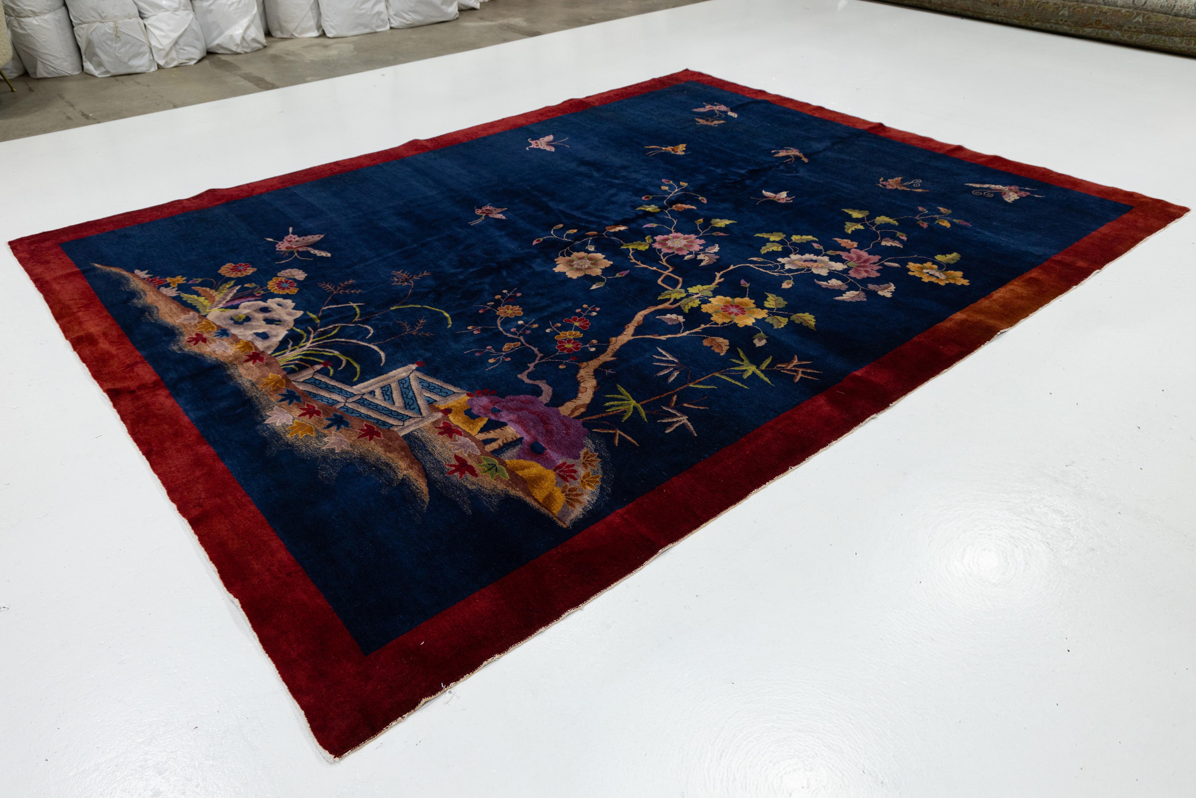 Chinois Tapis chinois ancien Art Déco en laine bleue à fleurs, fait à la main en vente