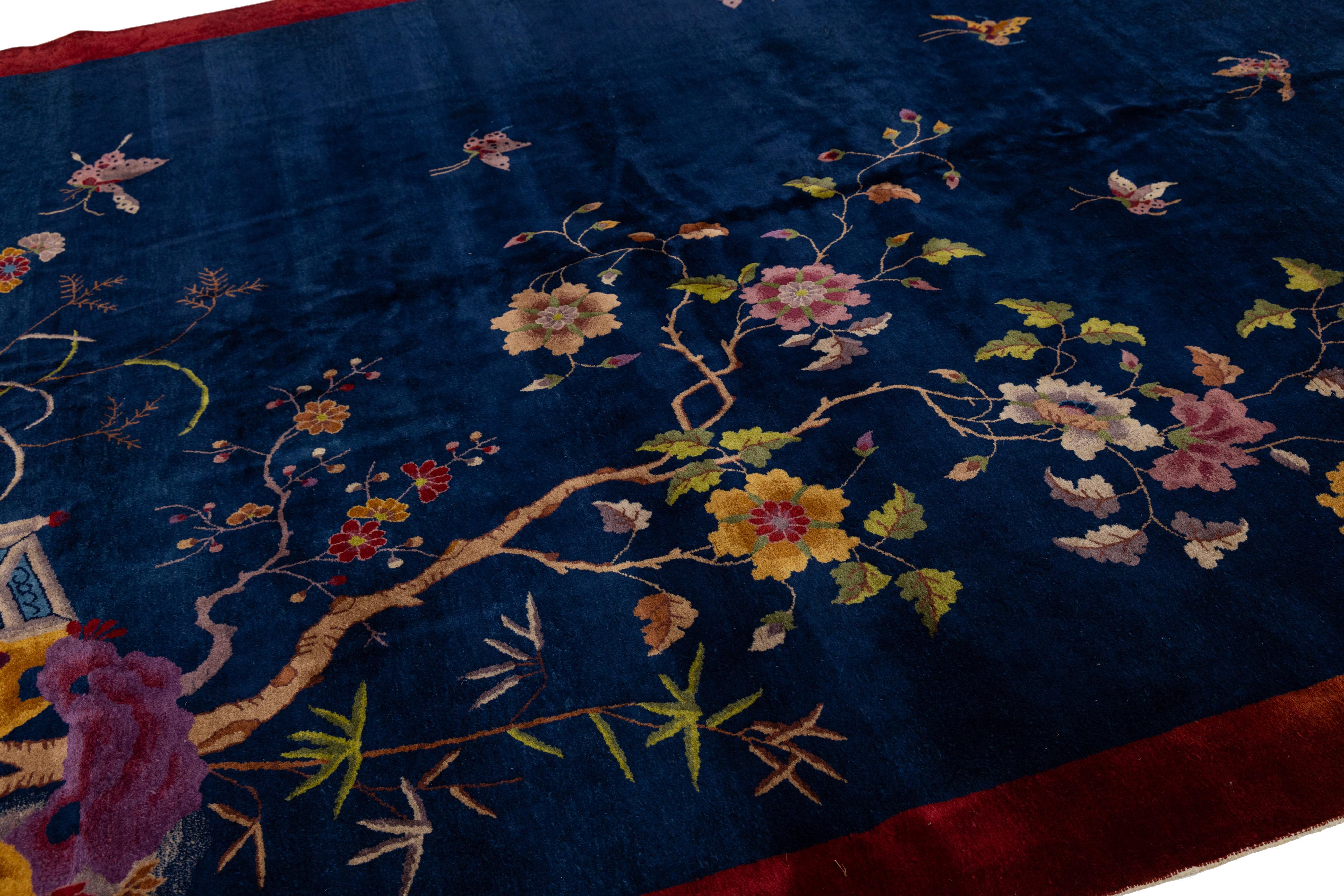 Noué à la main Tapis chinois ancien Art Déco en laine bleue à fleurs, fait à la main en vente