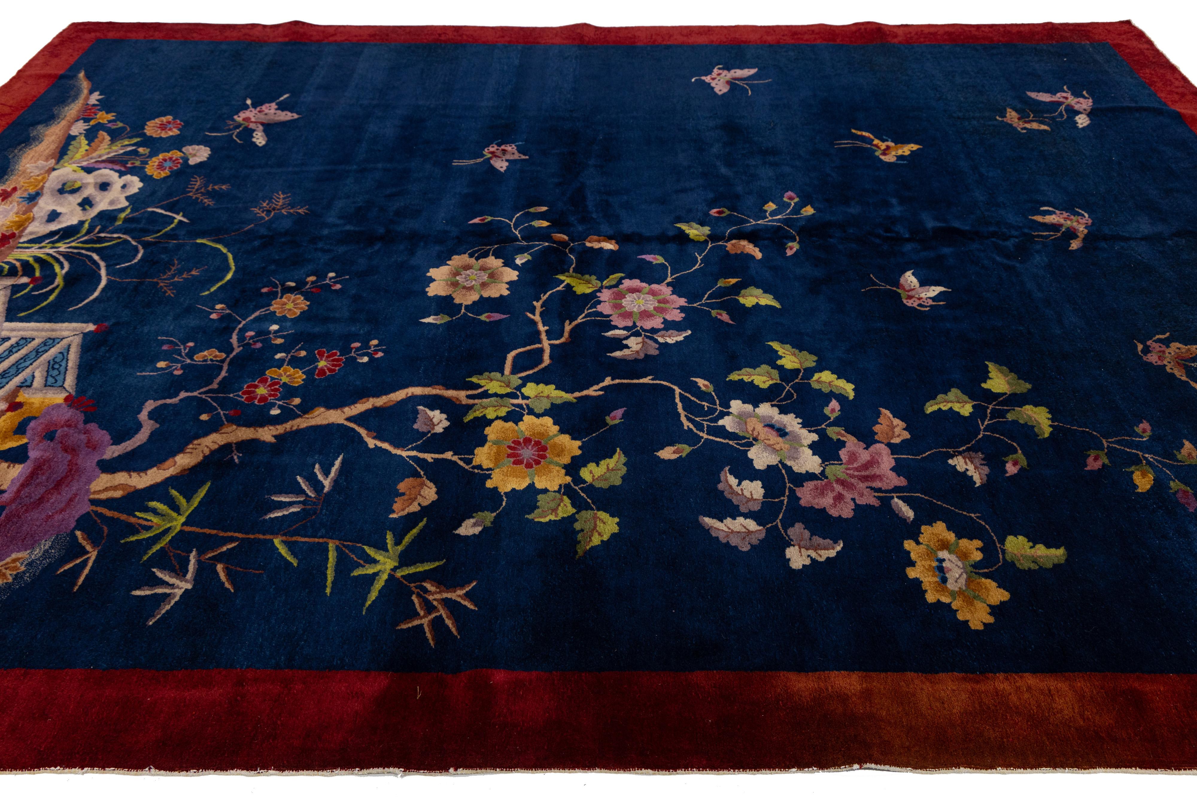 Tapis chinois ancien Art Déco en laine bleue à fleurs, fait à la main Bon état - En vente à Norwalk, CT