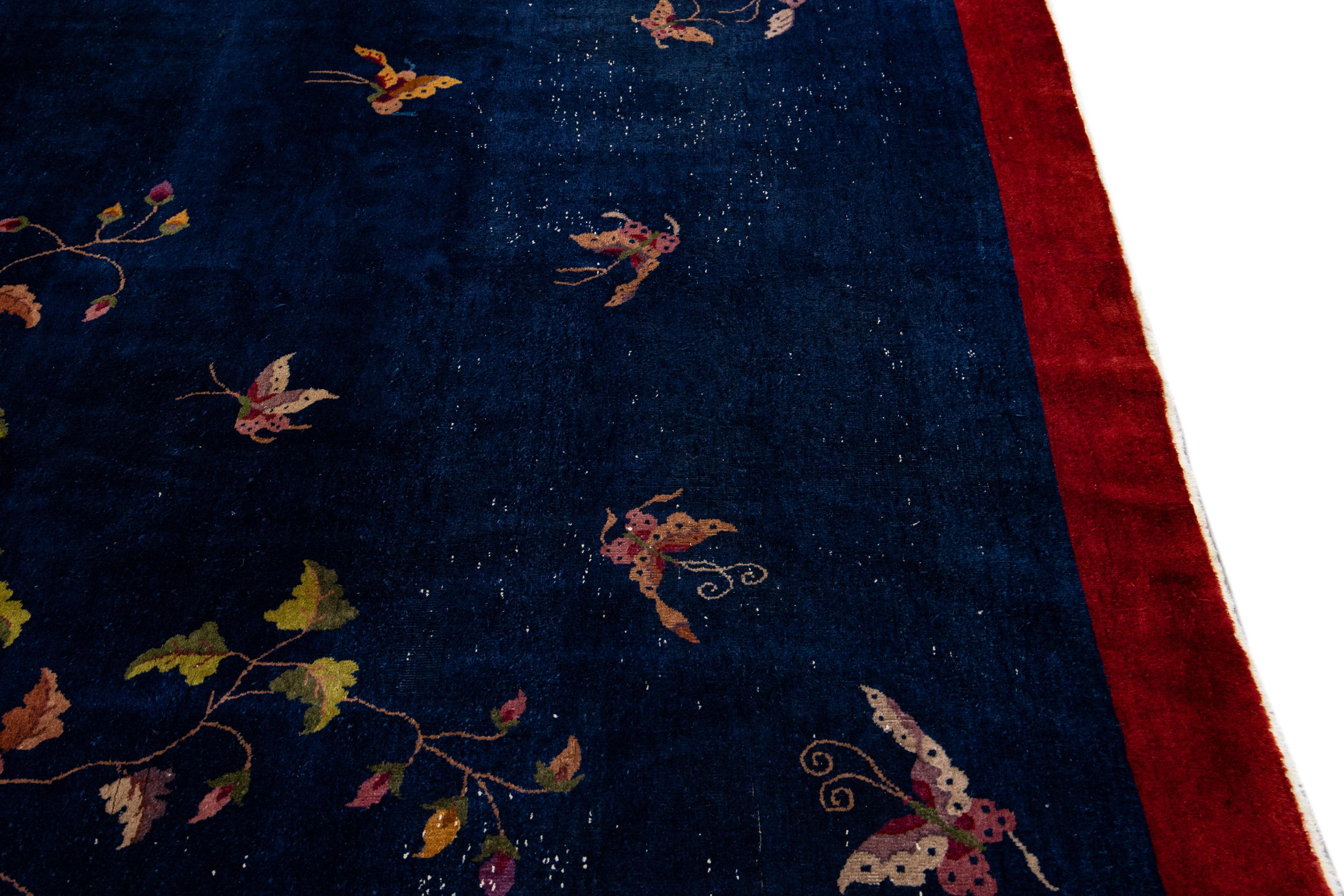 Antiker chinesischer handgefertigter antiker blauer Wollteppich im Art déco-Stil mit Blumenmuster im Angebot 1