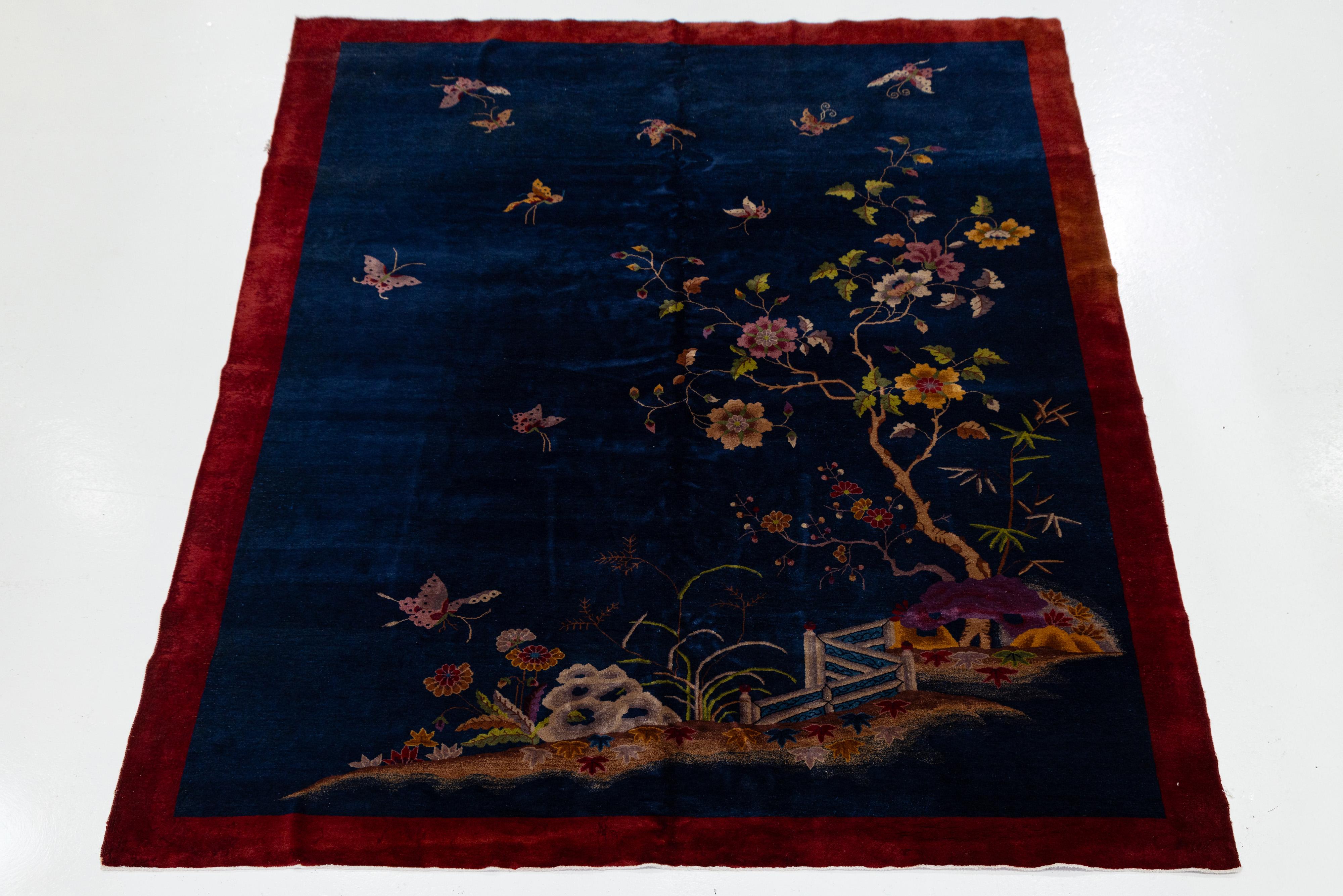 Autre Tapis chinois ancien Art Déco en laine bleue à fleurs, fait à la main en vente