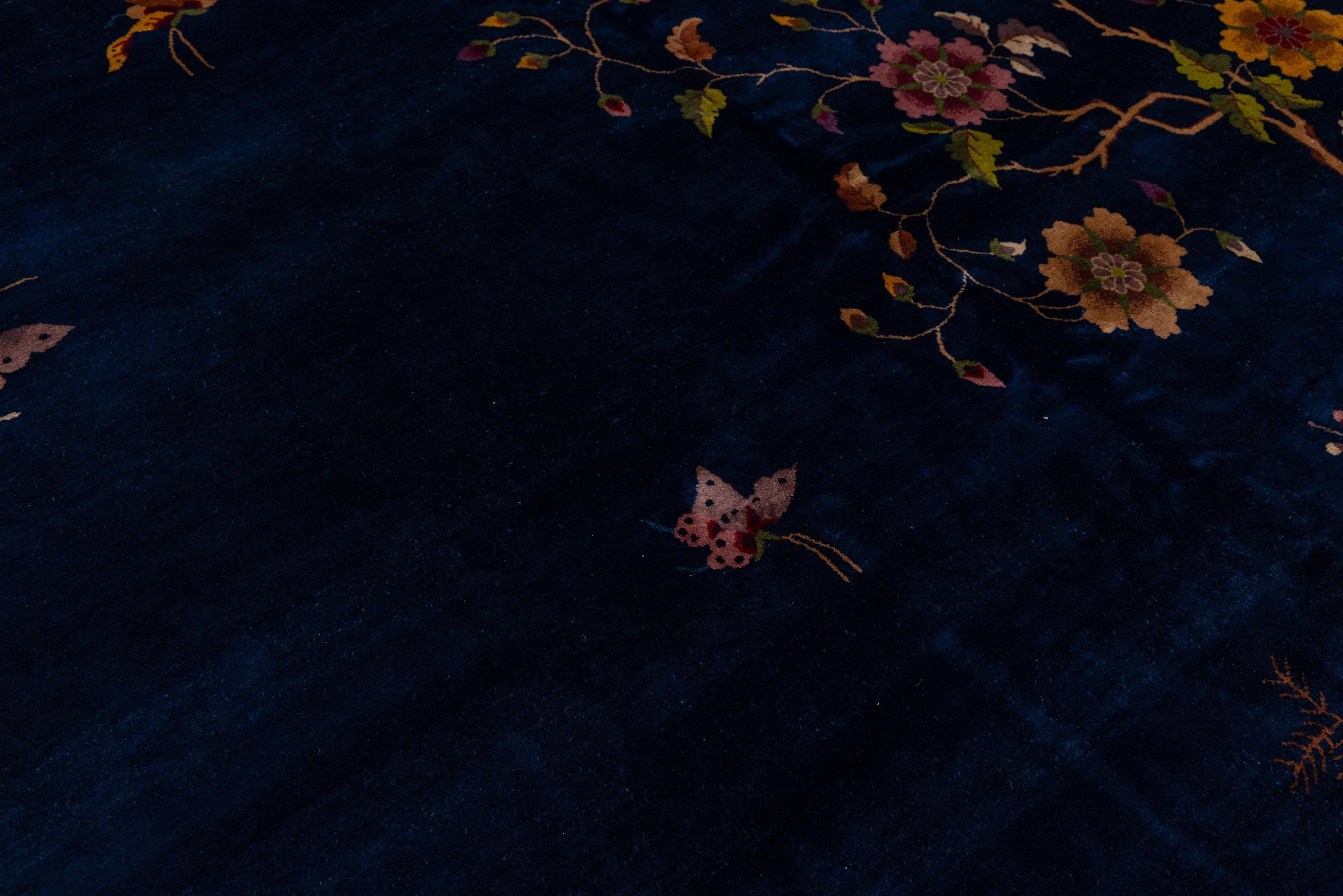 Tapis chinois ancien Art Déco en laine bleue à fleurs, fait à la main en vente 1