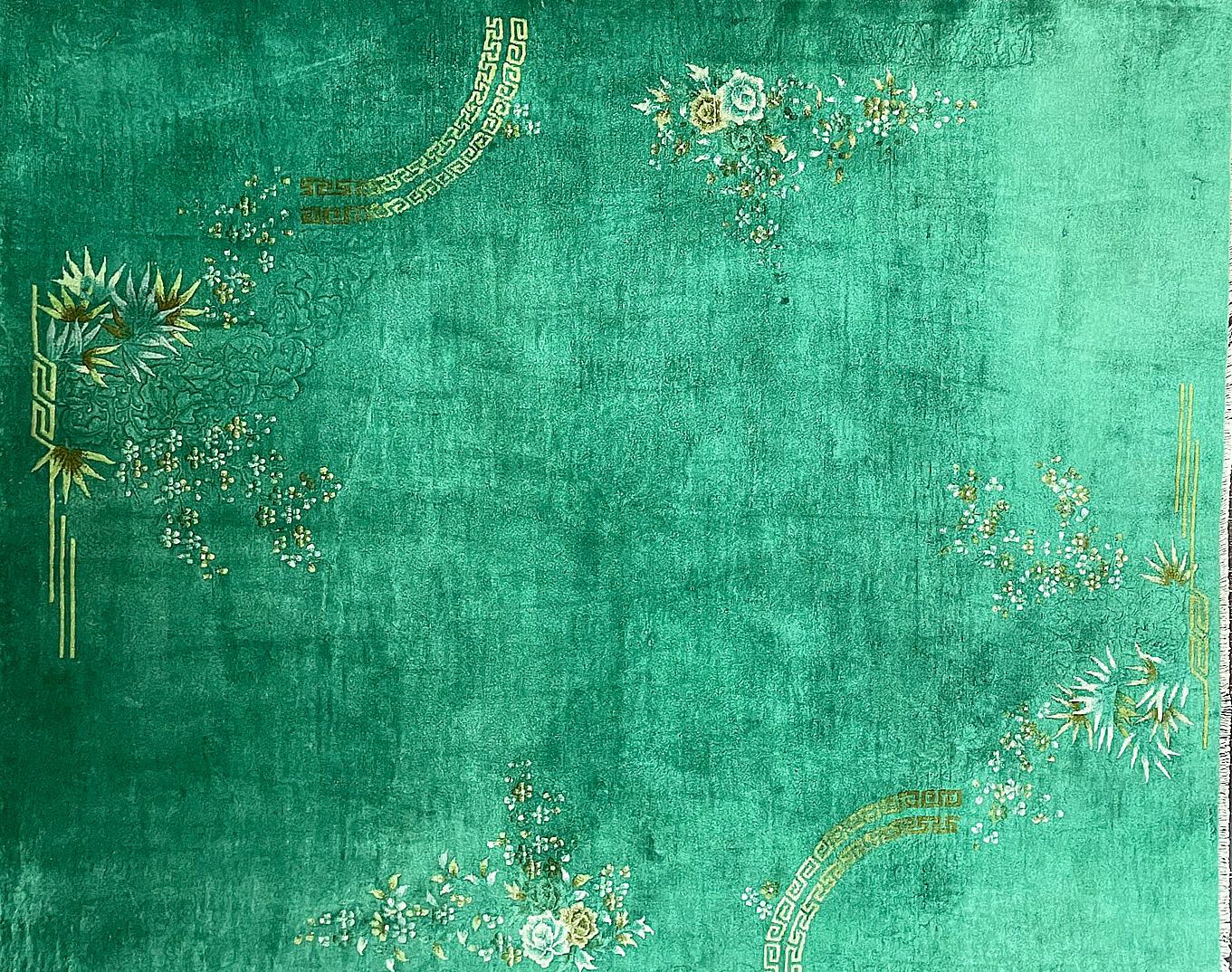 Ce tapis est en bon état avec des poils hauts sur tout le tapis, nettoyé et non taché, les extrémités et reliures du tapis sont intactes comme à l'origine et il n'y a pas eu de réparations. Il n'y a pas de déchirures, de ruptures ou de trous.
Les