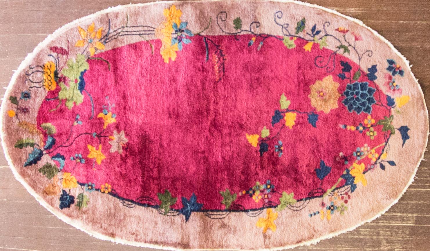 Dieser wunderbare Art-Déco-Teppich wurde in China hergestellt, etwa in den 1910er oder 1920er Jahren. Maße: 3'10
