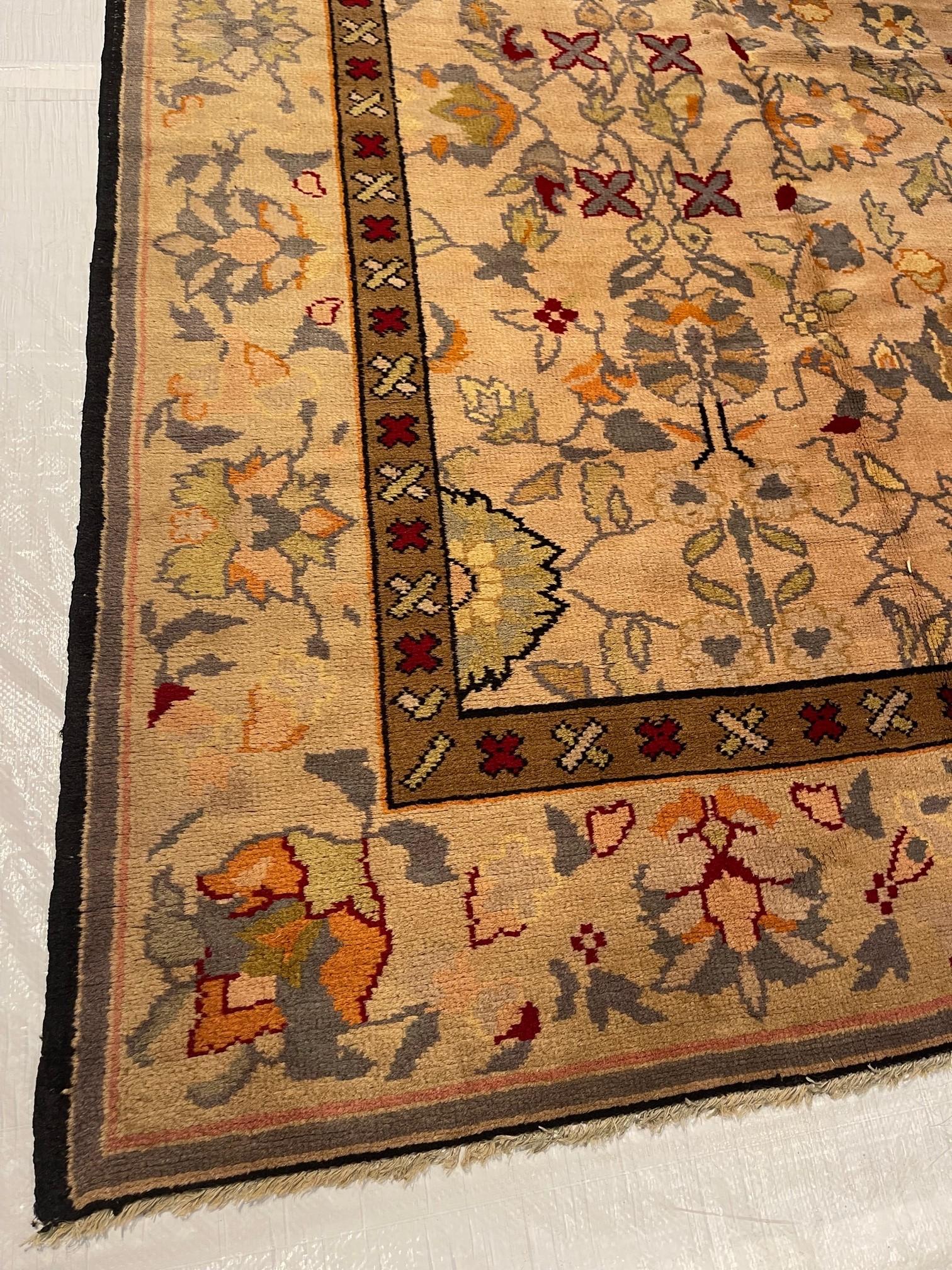 Les tapis chinois anciens, contrairement à la plupart des autres productions chinoises, étaient tissés presque exclusivement pour la consommation intérieure. Comme ils étaient pour la plupart à l'abri des influences européennes et occidentales, cela