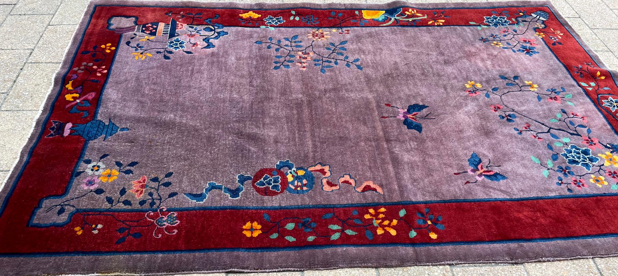 Treten Sie ein in eine Welt von seltener Eleganz mit unserem exquisiten Art-Déco-Teppich, einem wahren Wunderwerk aus den 1920er Jahren, das den Charme einer vergangenen Epoche versprüht. Dieser in China mit Präzision gefertigte Teppich ist ein