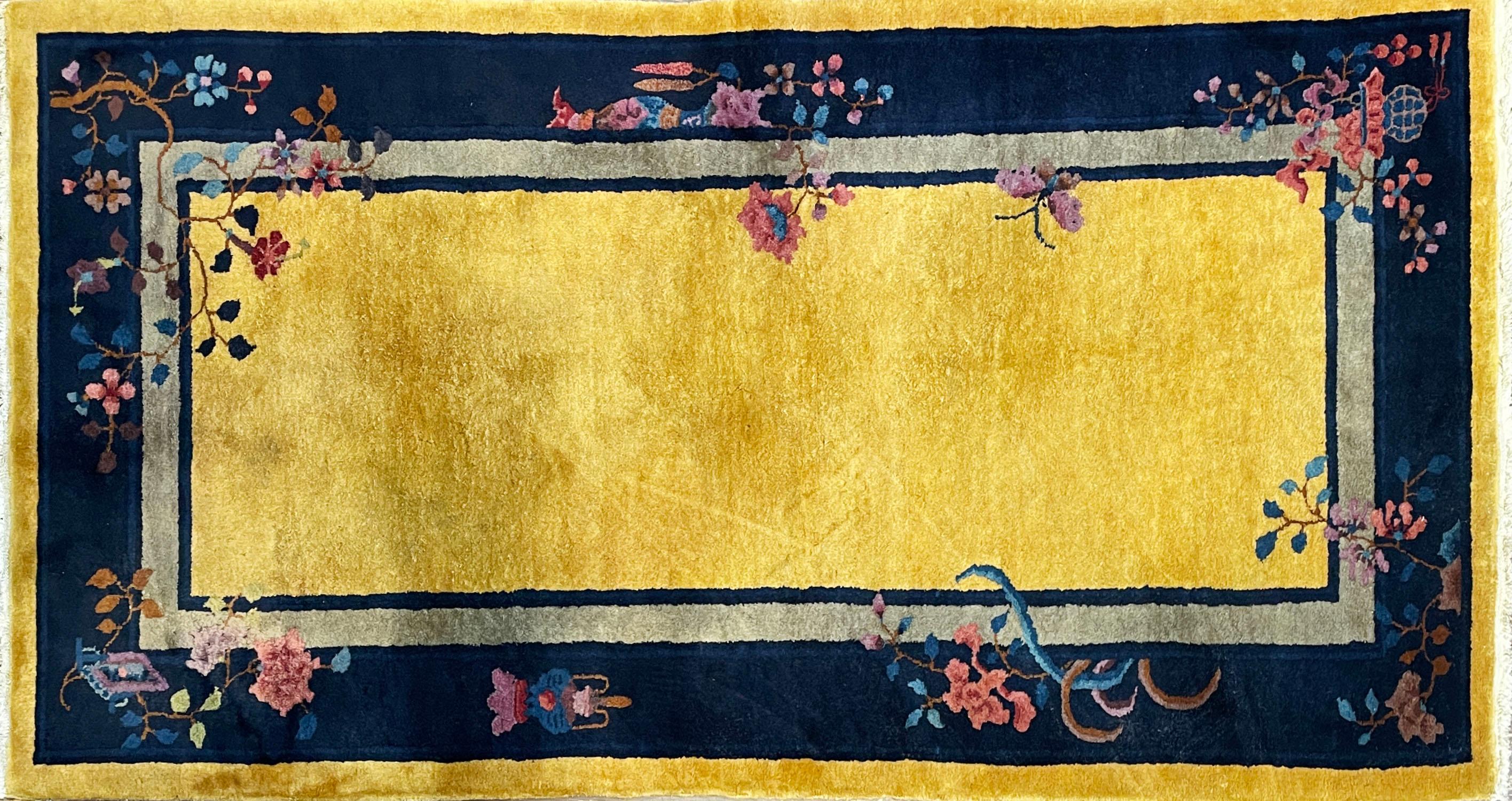 Voici notre splendide tapis art déco chinois Jardin impérial, où l'art se mêle au symbolisme. Le champ enchanteur de jade et d'or jaune abrite un majestueux jardin de la Vie, où les fleurs s'enlacent  en harmonie. Au milieu des motifs complexes,