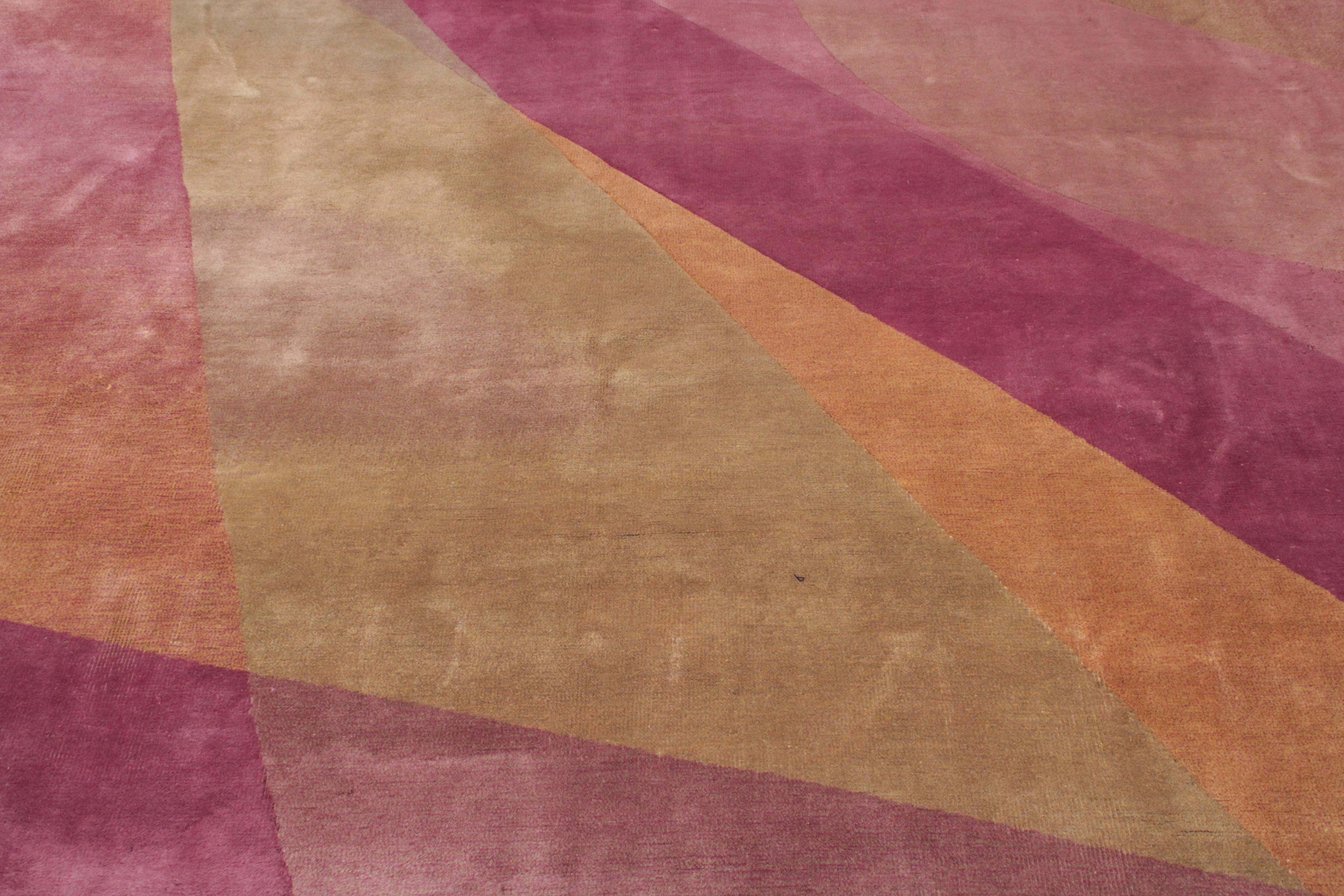 Seul un groupe très limité de tapis, tissés dans les années trente sur les métiers de la ville de Tianjin, dans le nord de la Chine, est décoré de motifs géométriques typiques de la période Art déco. La grande majorité des tapis de Tianjin de cette