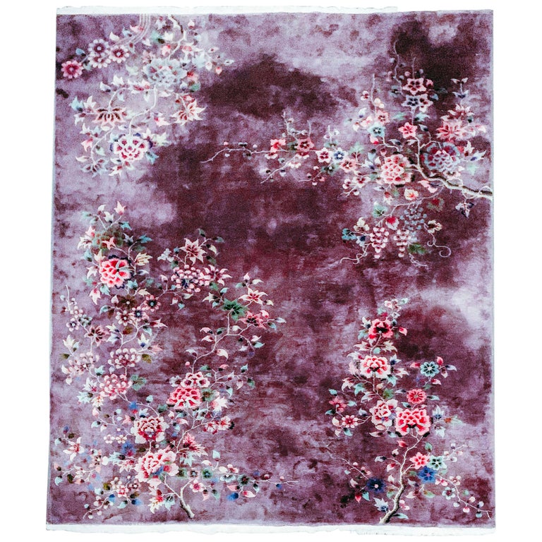 Tapis Art Déco chinois ancien en laine et soie à fleurs violettes signé  Nichols Aubergine En vente sur 1stDibs