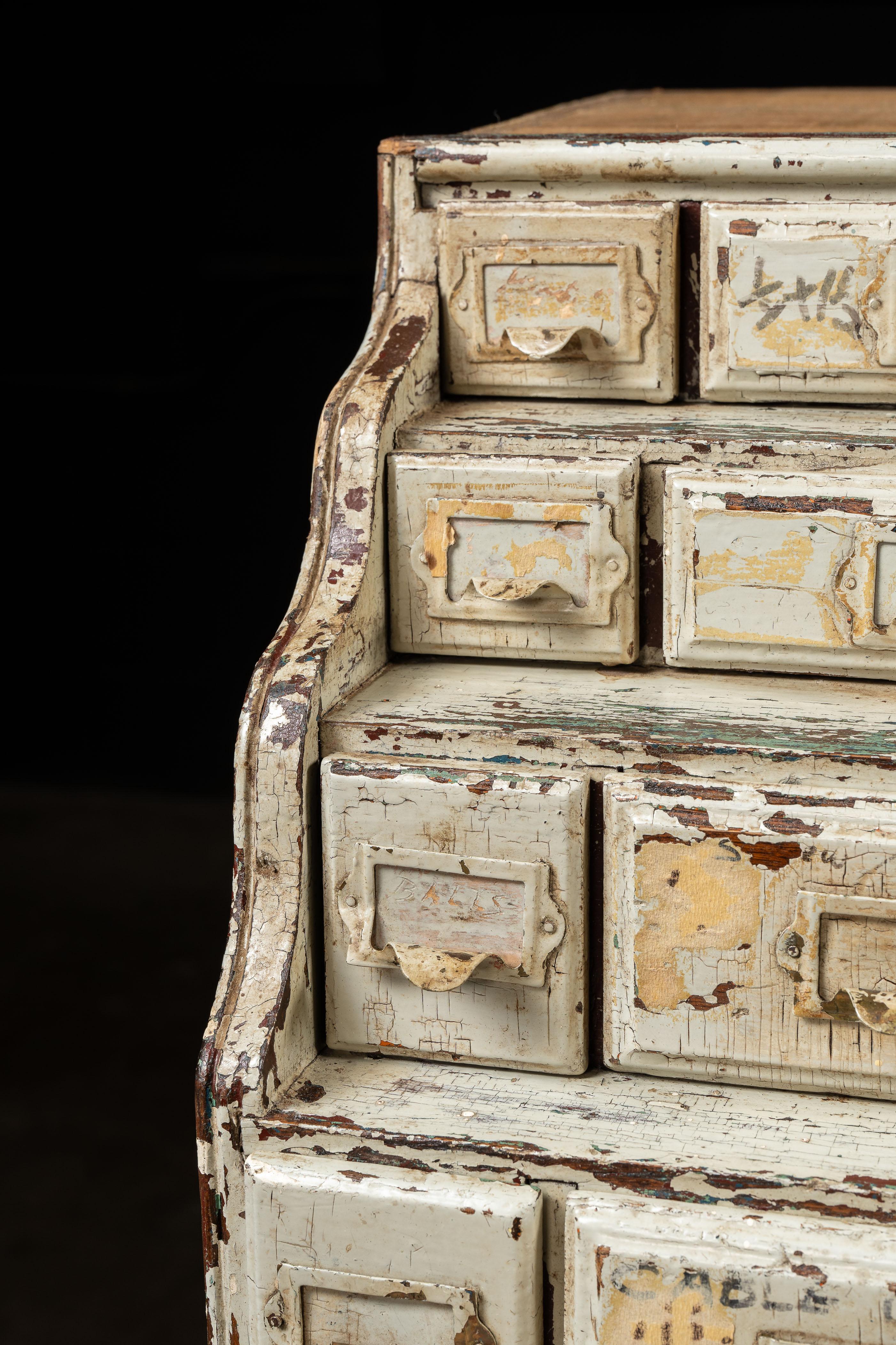 Cabinet d'apothicaire antique Art Deco Chippy en vente 3