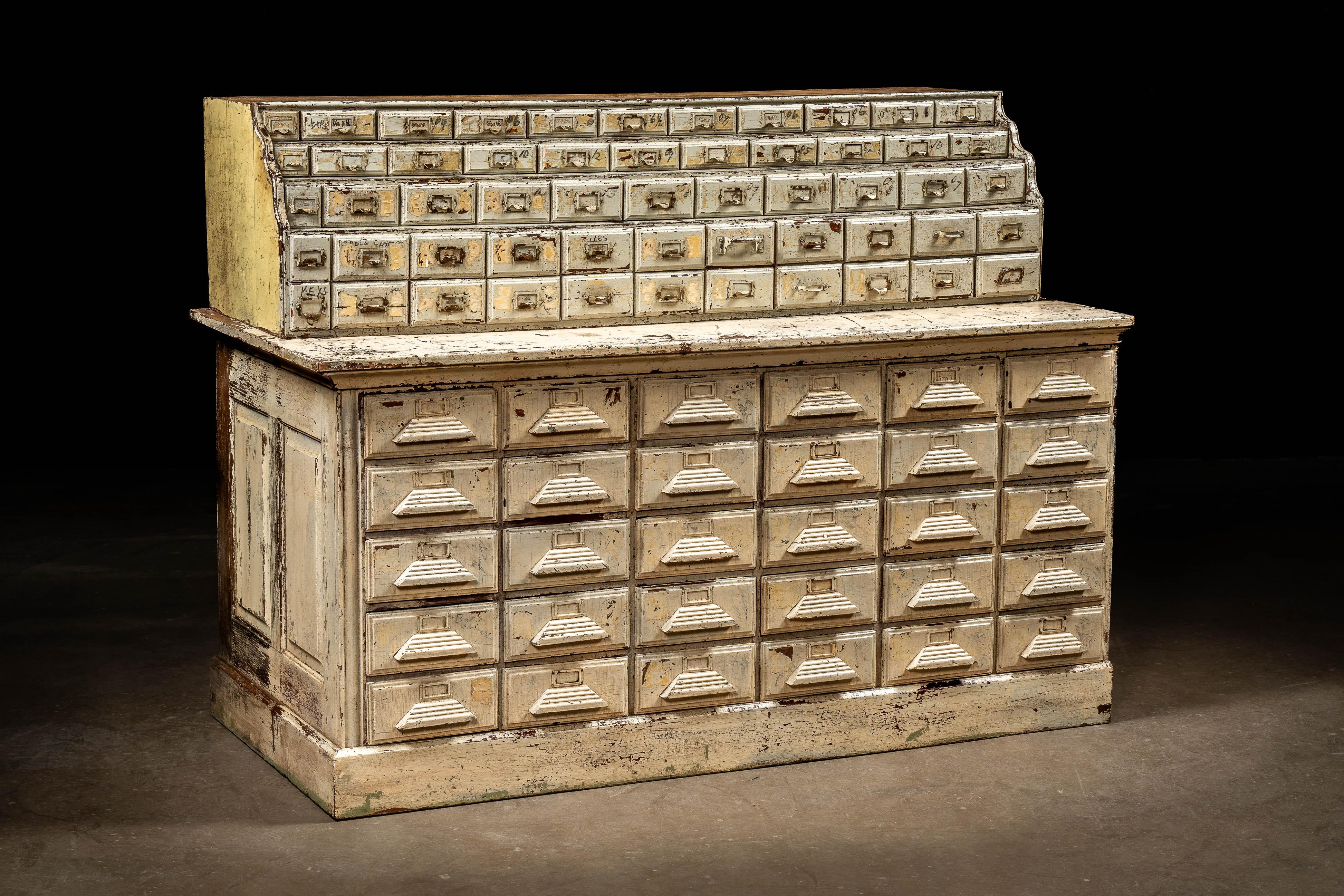 Cabinet d'apothicaire antique Art Deco Chippy en vente 6