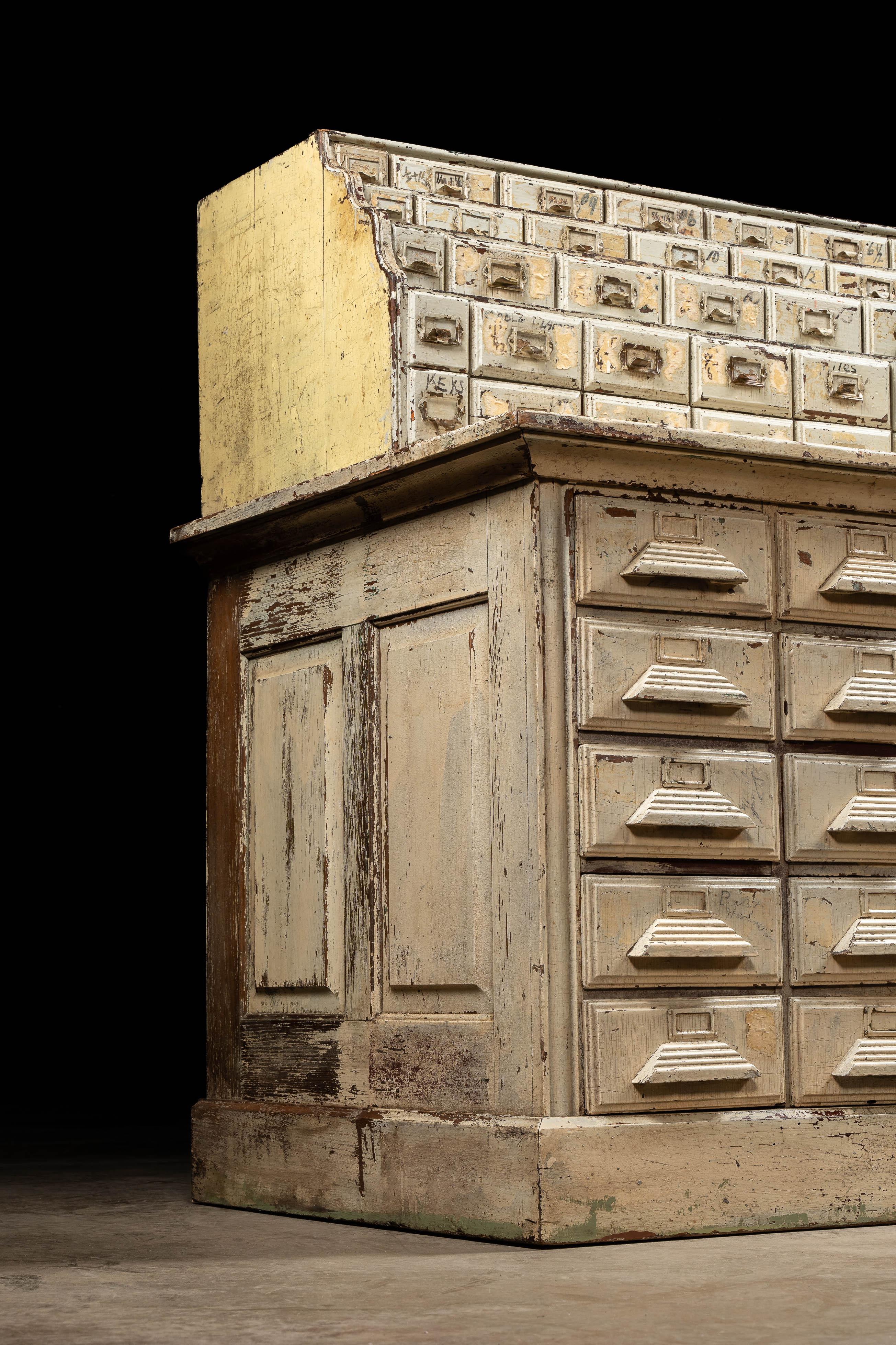 Cabinet d'apothicaire antique Art Deco Chippy en vente 7