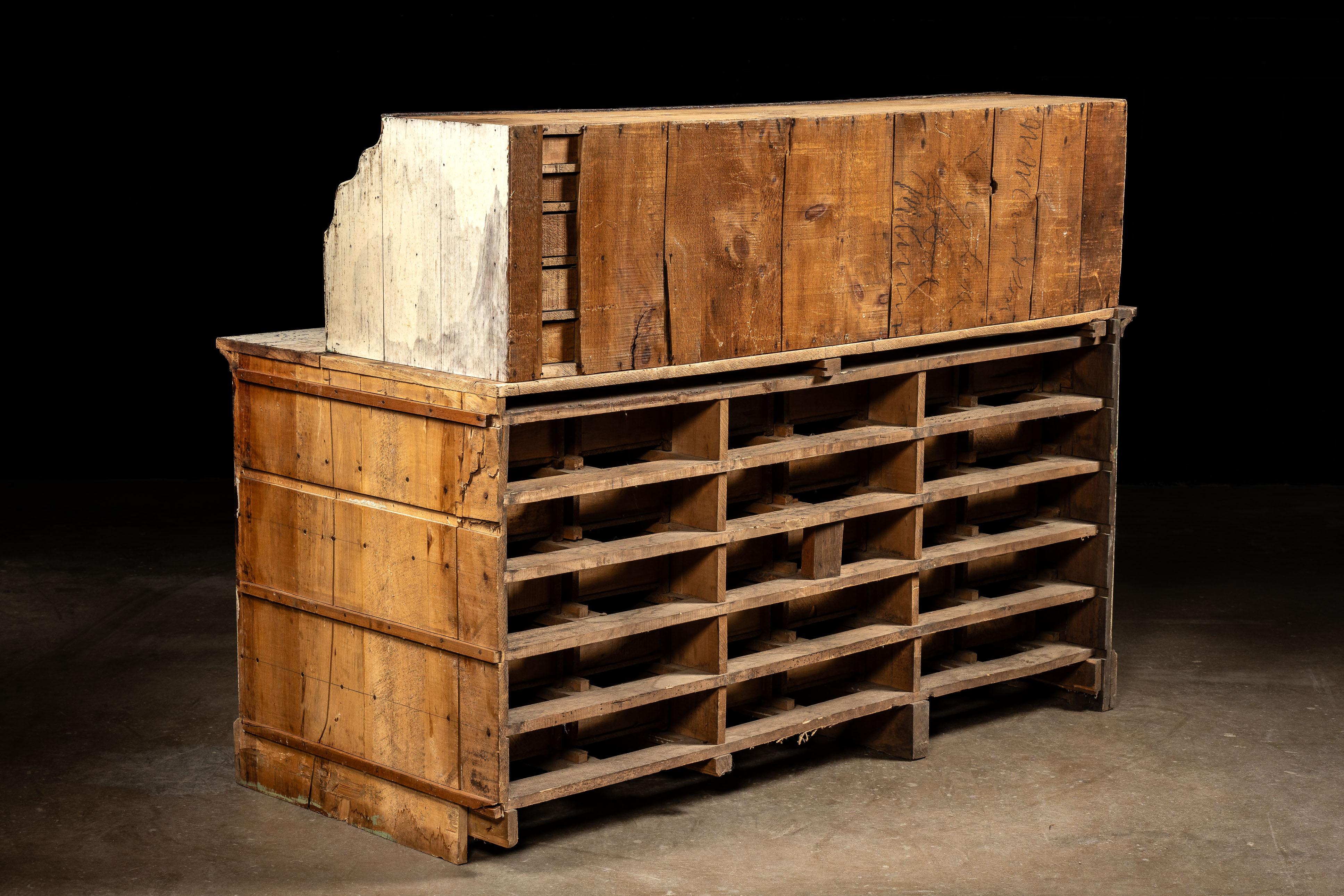 Cabinet d'apothicaire antique Art Deco Chippy en vente 9