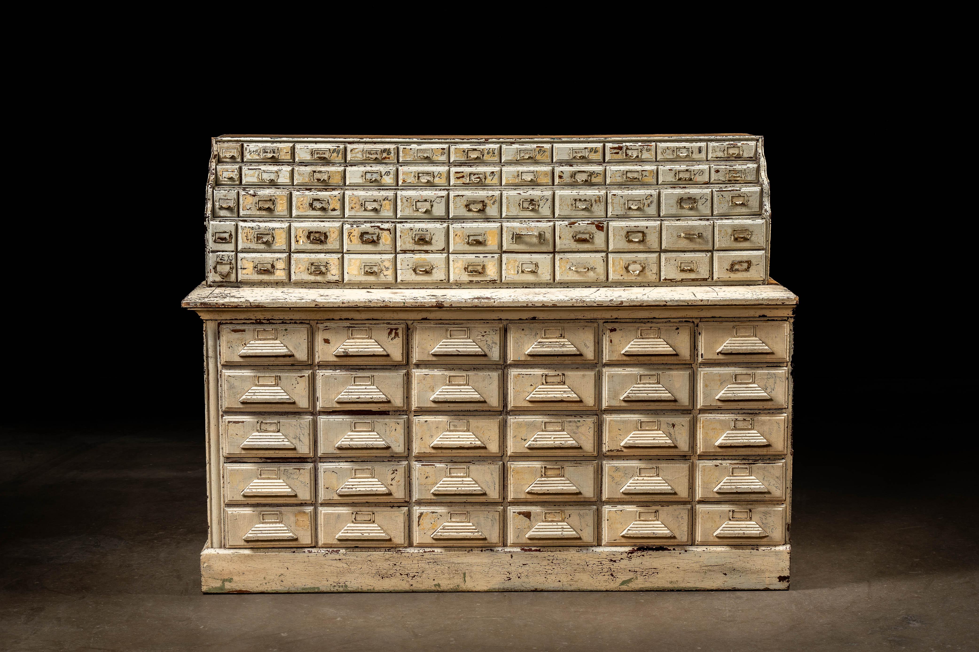 Art déco Cabinet d'apothicaire antique Art Deco Chippy en vente