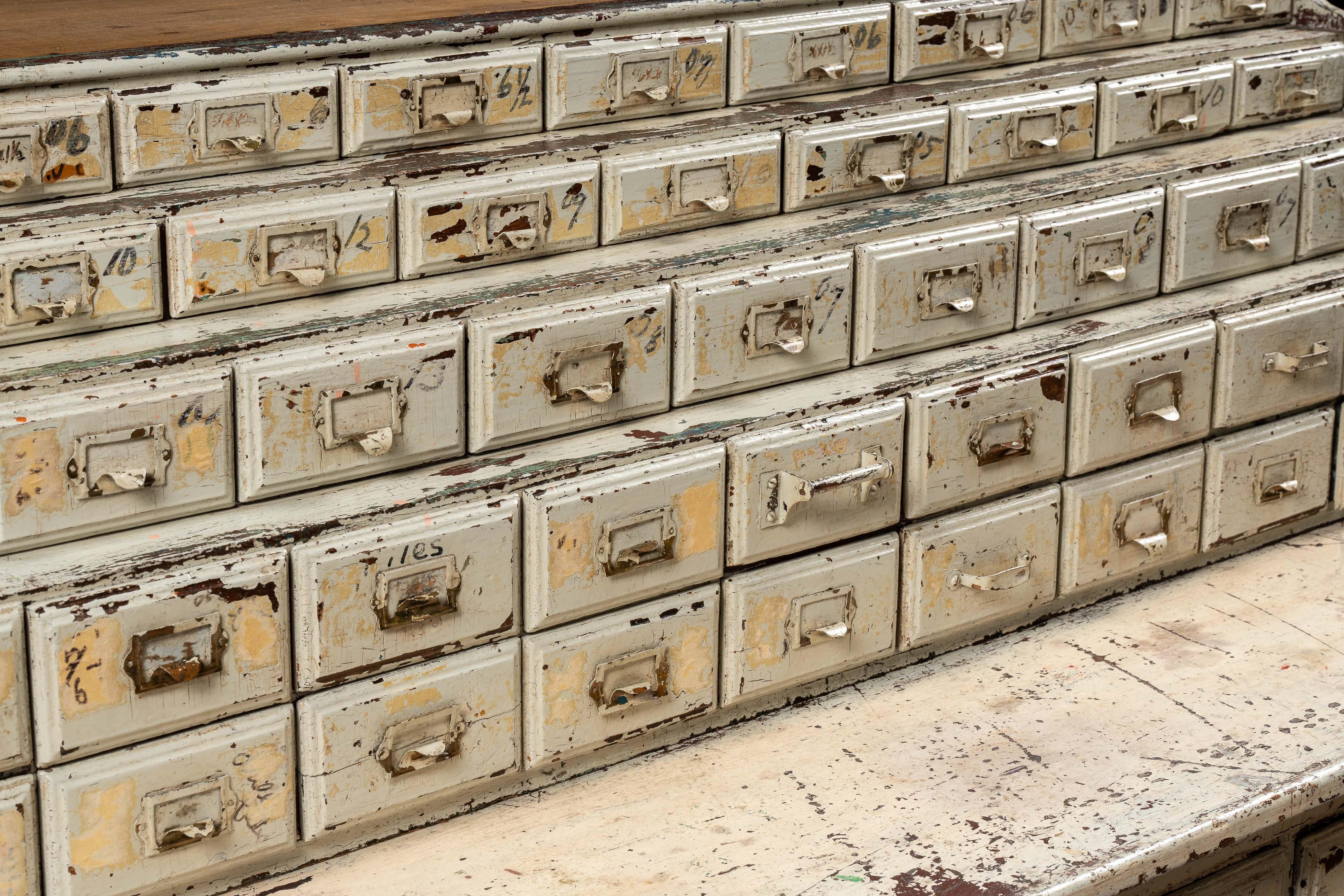 Américain Cabinet d'apothicaire antique Art Deco Chippy en vente