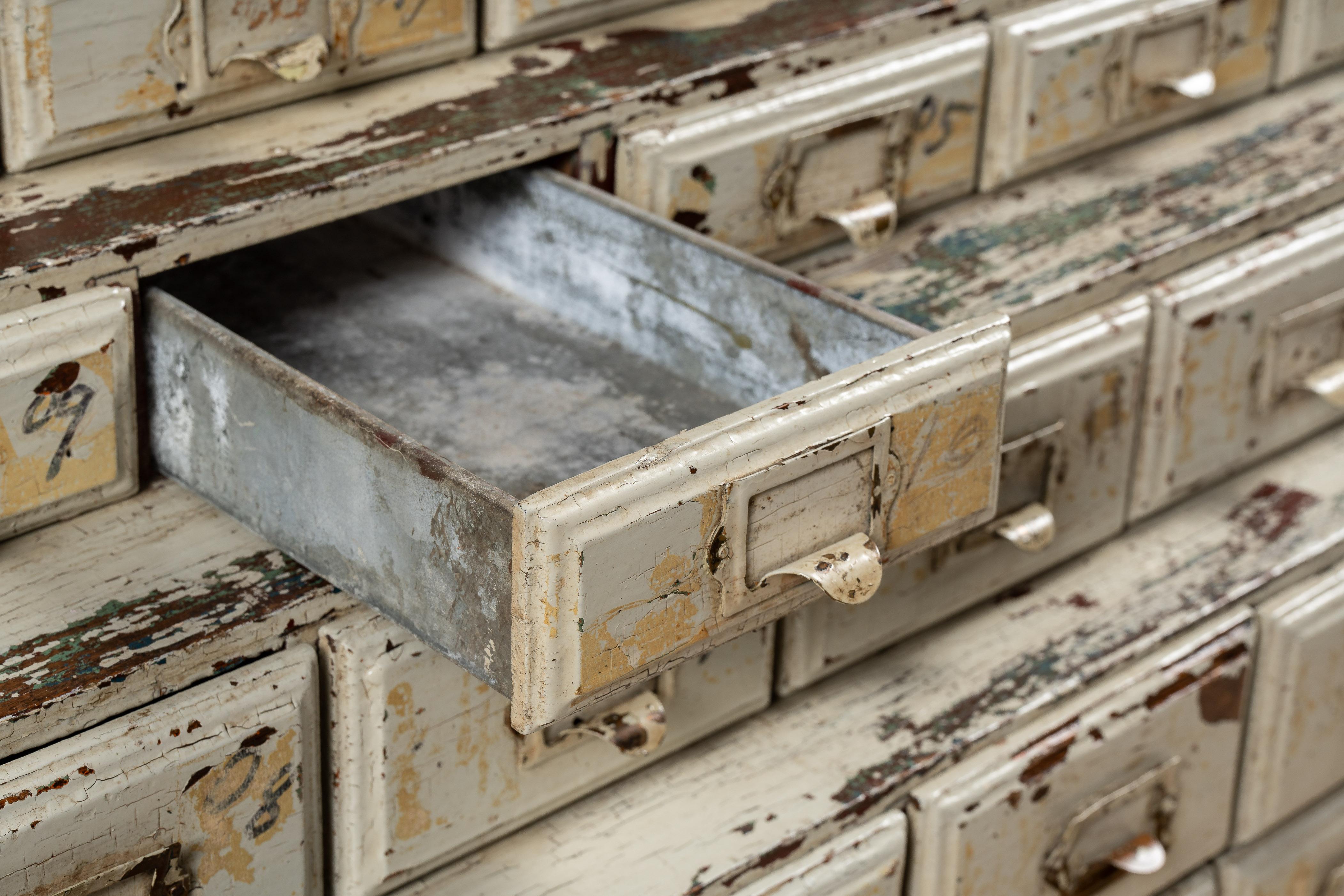 Début du 20ème siècle Cabinet d'apothicaire antique Art Deco Chippy en vente
