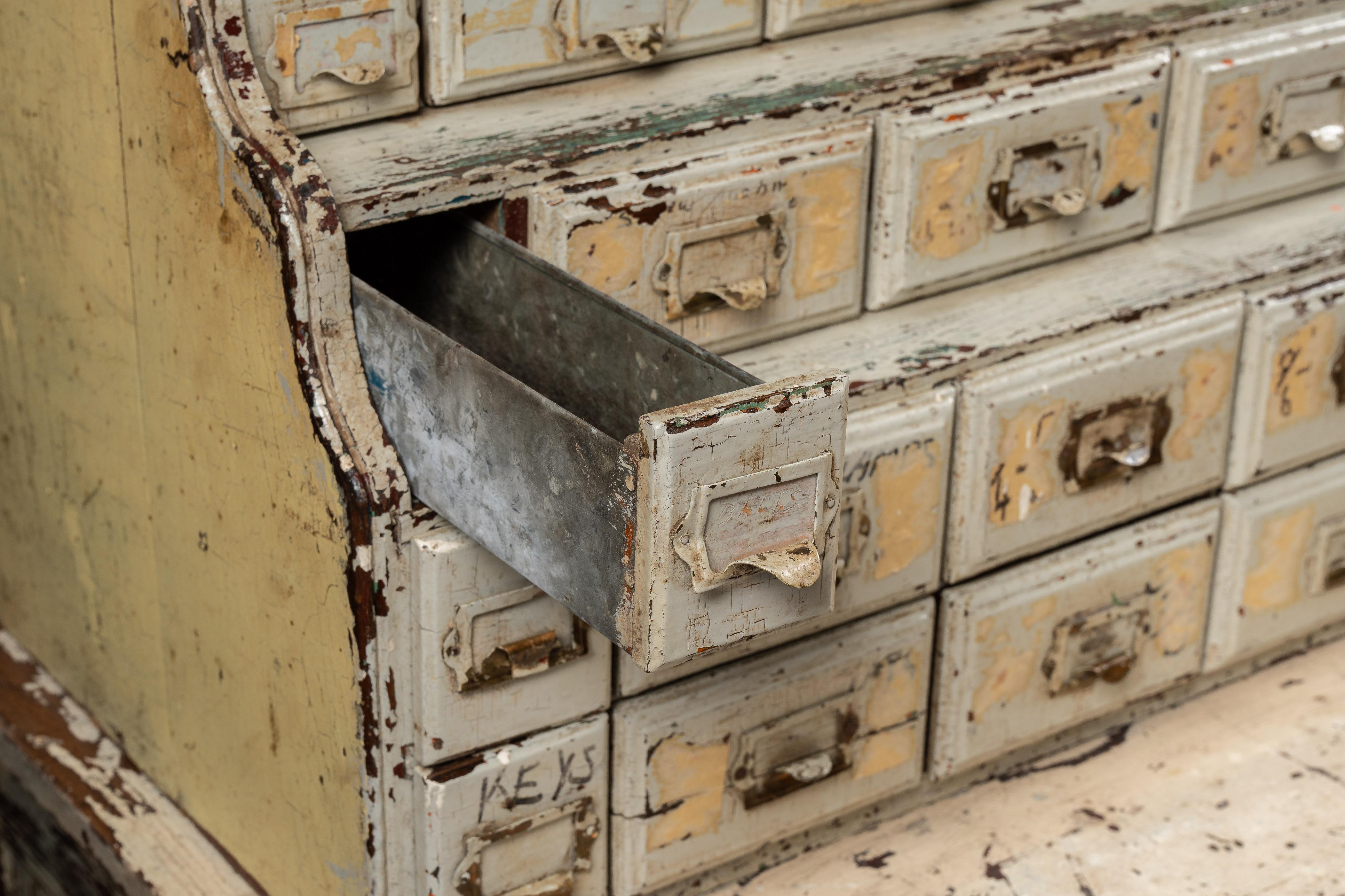 Bois Cabinet d'apothicaire antique Art Deco Chippy en vente